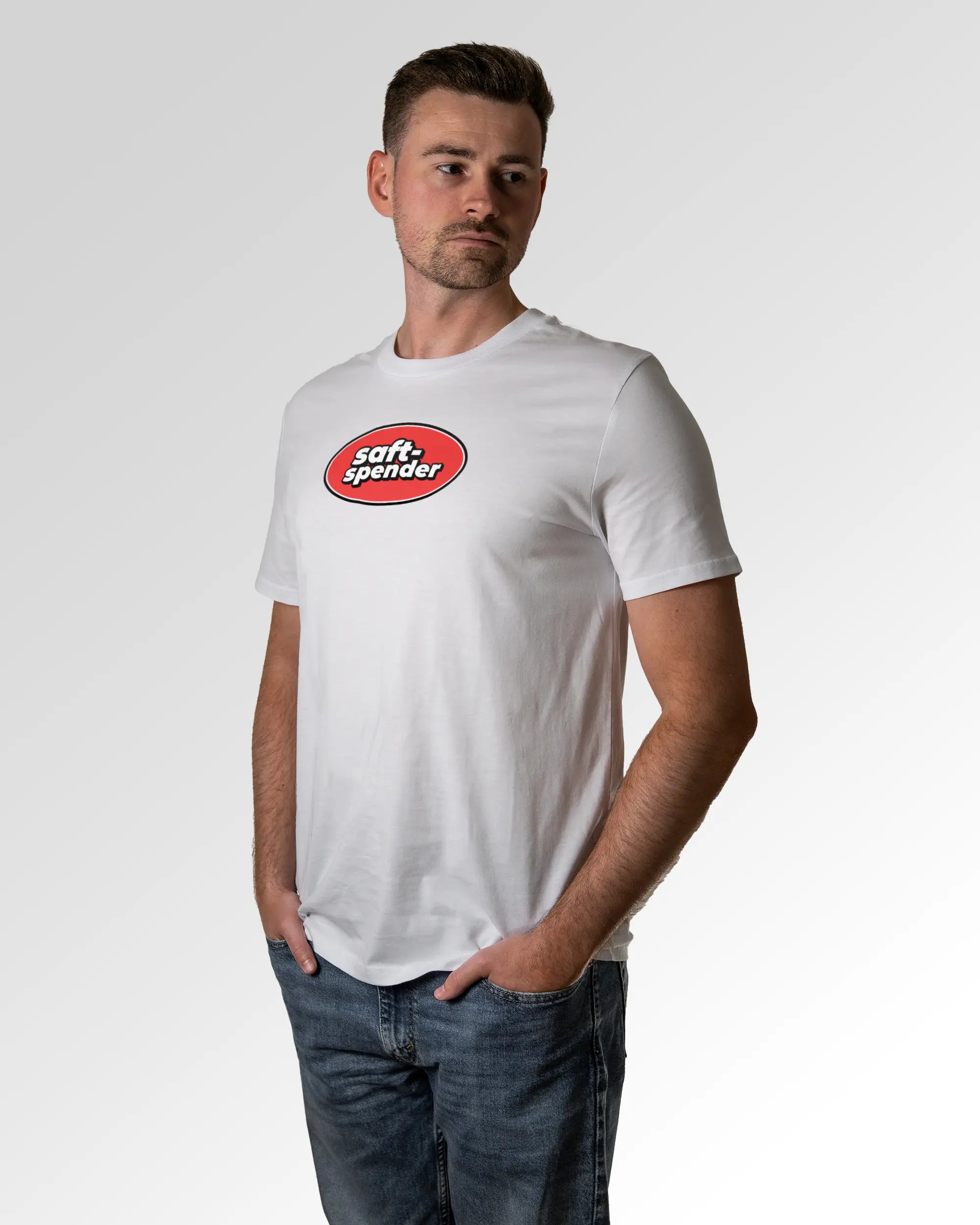 Primärer Modelshot der Druckseite des Organic Unisex T-Shirts von Maondo im Casual Fit mit dem Design Saftspender in der Farbe White