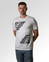 Primärer Modelshot der Druckseite des Organic Unisex T-Shirts von Maondo im Casual Fit mit dem Design Basically ein T-Shirt in der Farbe White