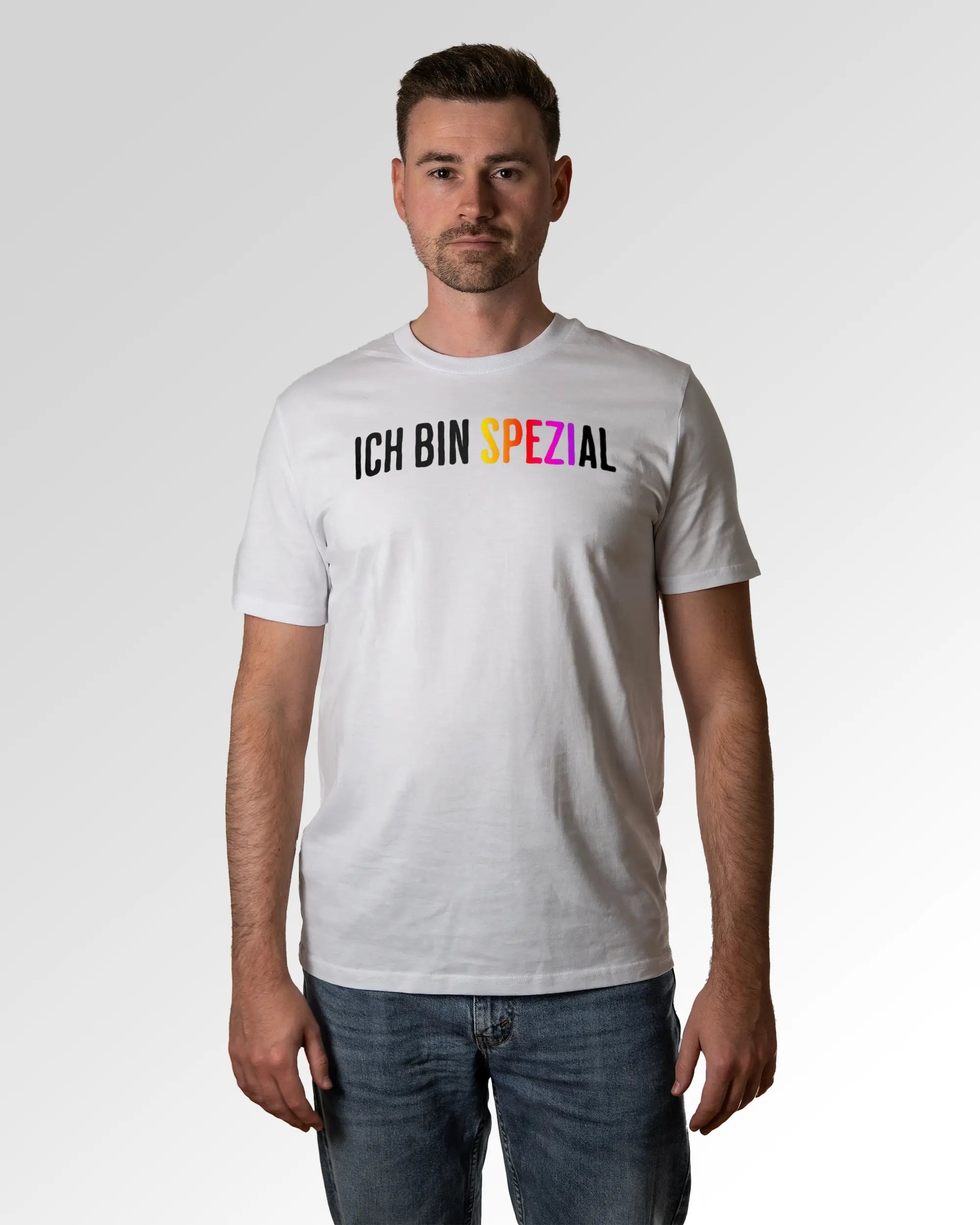 Primärer Modelshot der Druckseite des Organic Unisex T-Shirts von Maondo im Casual Fit mit dem Design Ich bin Spezial in der Farbe White