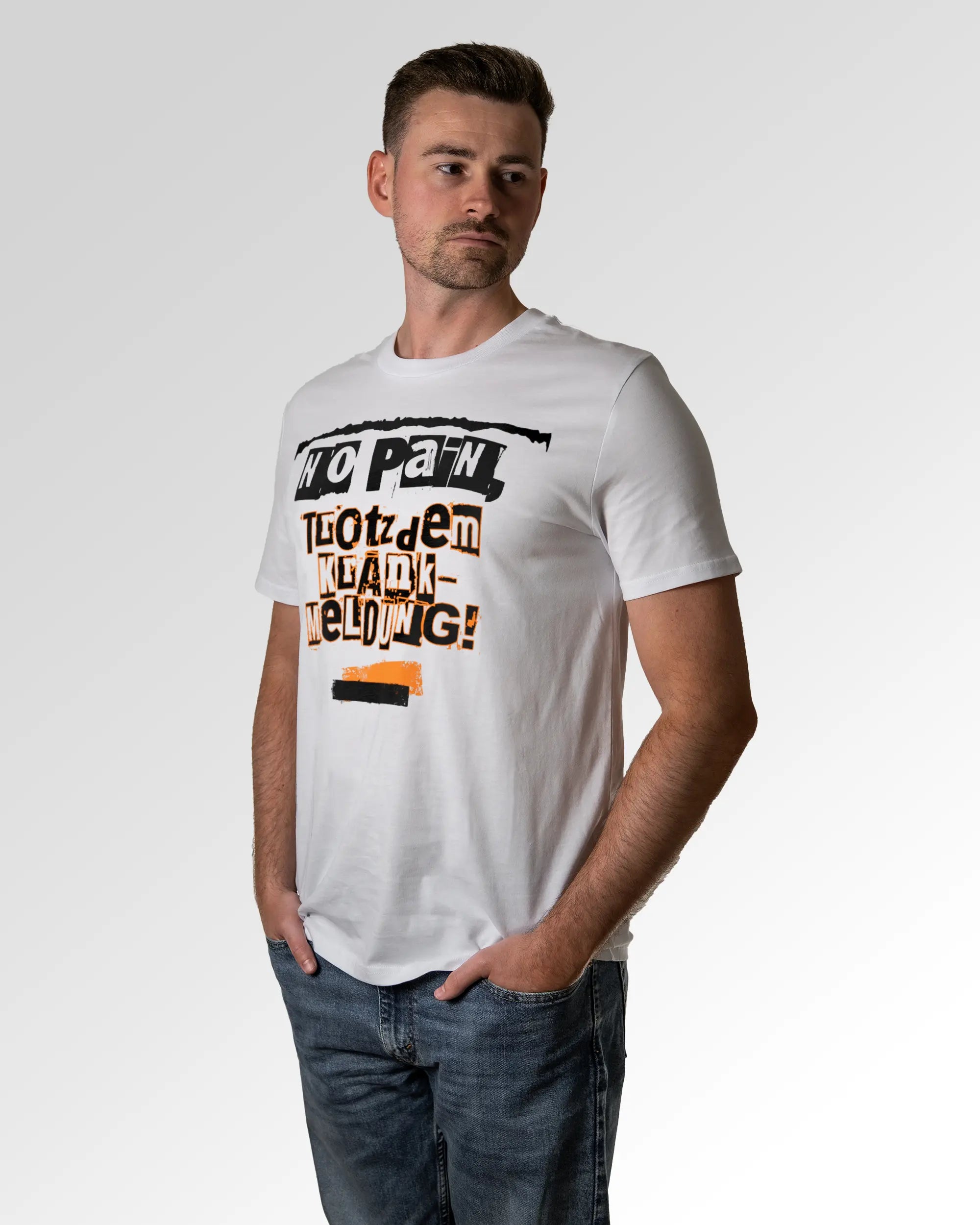 Primärer Modelshot der Druckseite des Organic Unisex T-Shirts von Maondo im Casual Fit mit dem Design Krankmeldung in der Farbe White