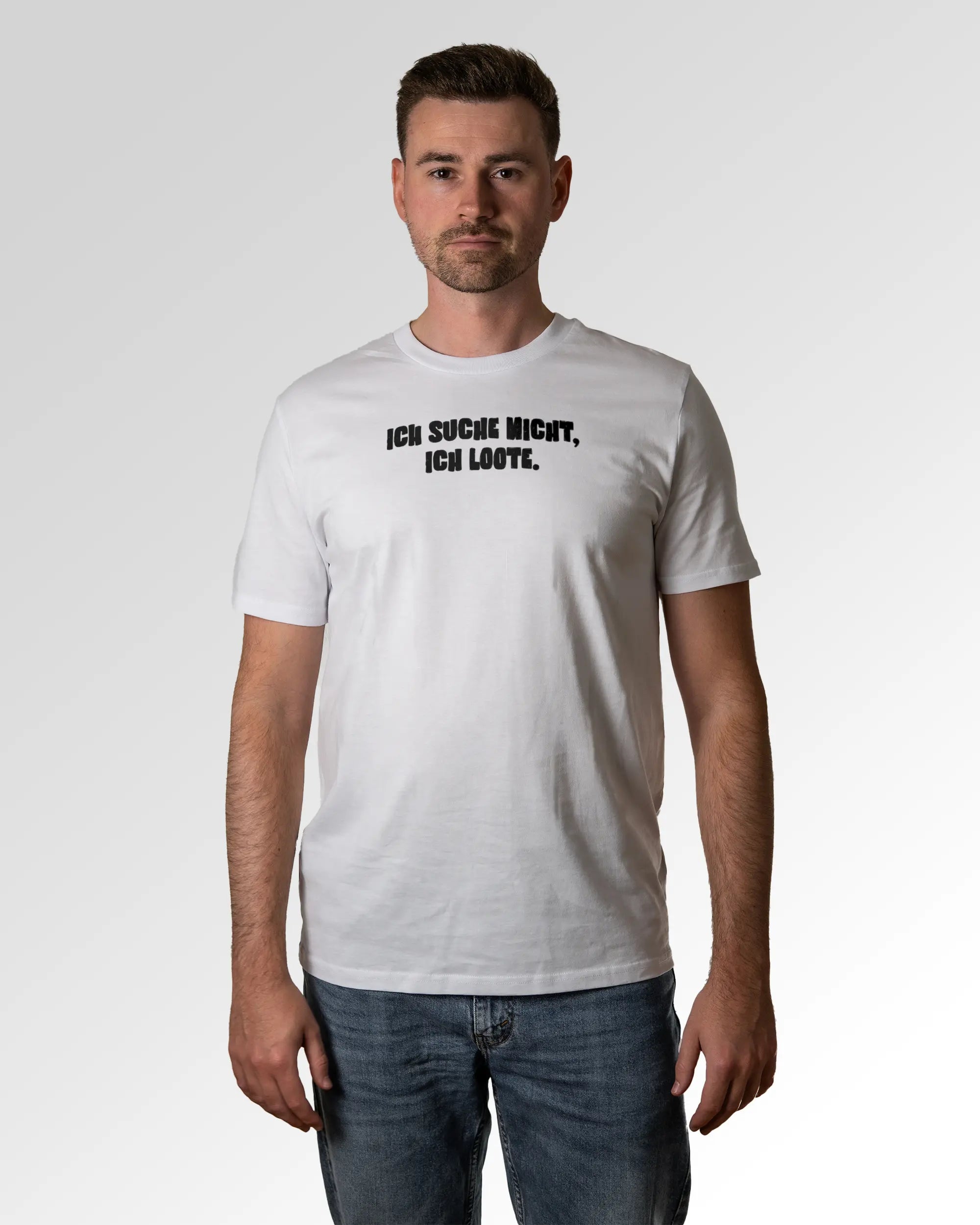 Primärer Modelshot der Druckseite des Organic Unisex T-Shirts von Maondo im Casual Fit mit dem Design Ich suche nicht in der Farbe White