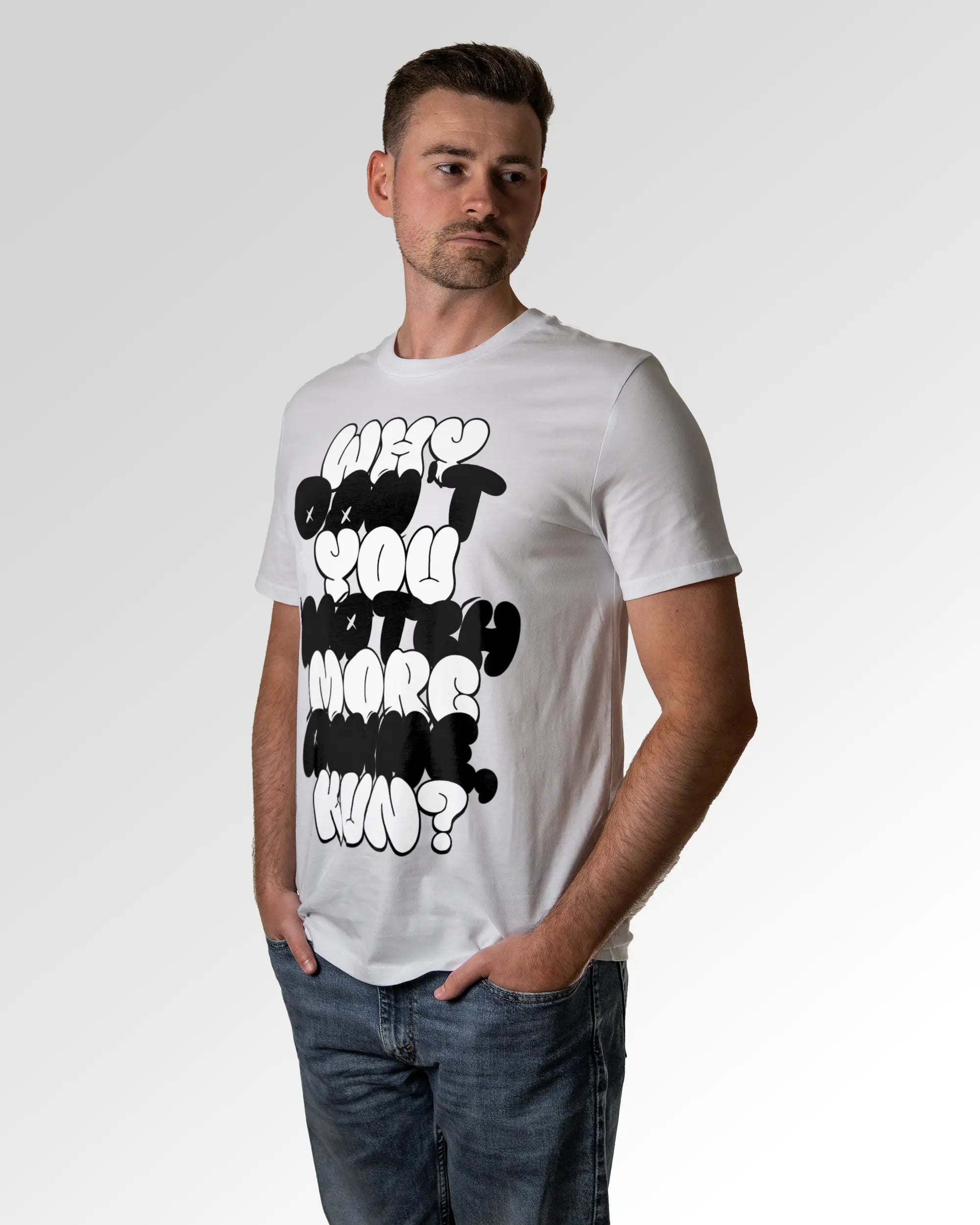 Primärer Modelshot der Druckseite des Organic Unisex T-Shirts von Maondo im Casual Fit mit dem Design Anime Kun in der Farbe White