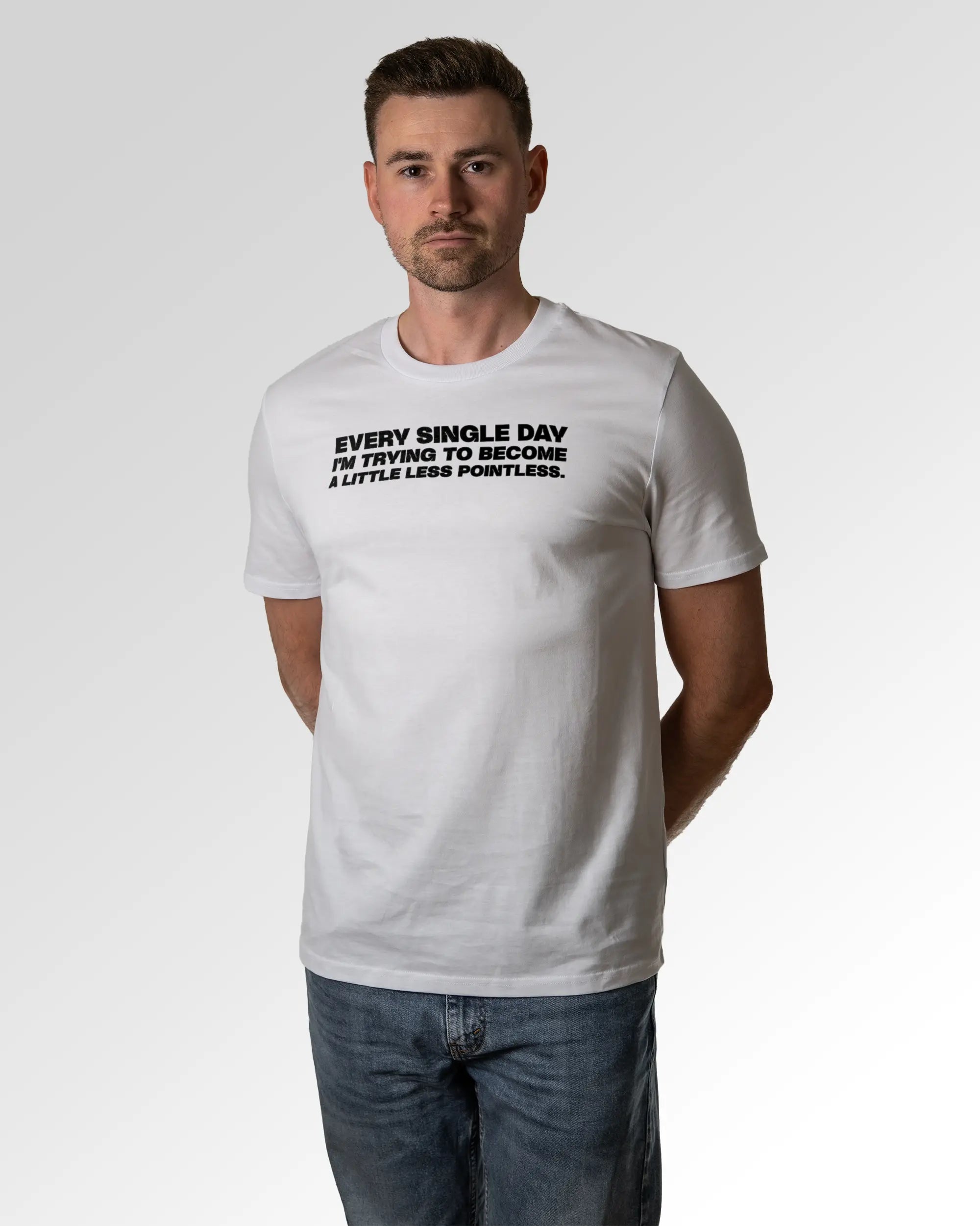 Primärer Modelshot der Druckseite des Organic Unisex T-Shirts von Maondo im Casual Fit mit dem Design Less Pointless in der Farbe White