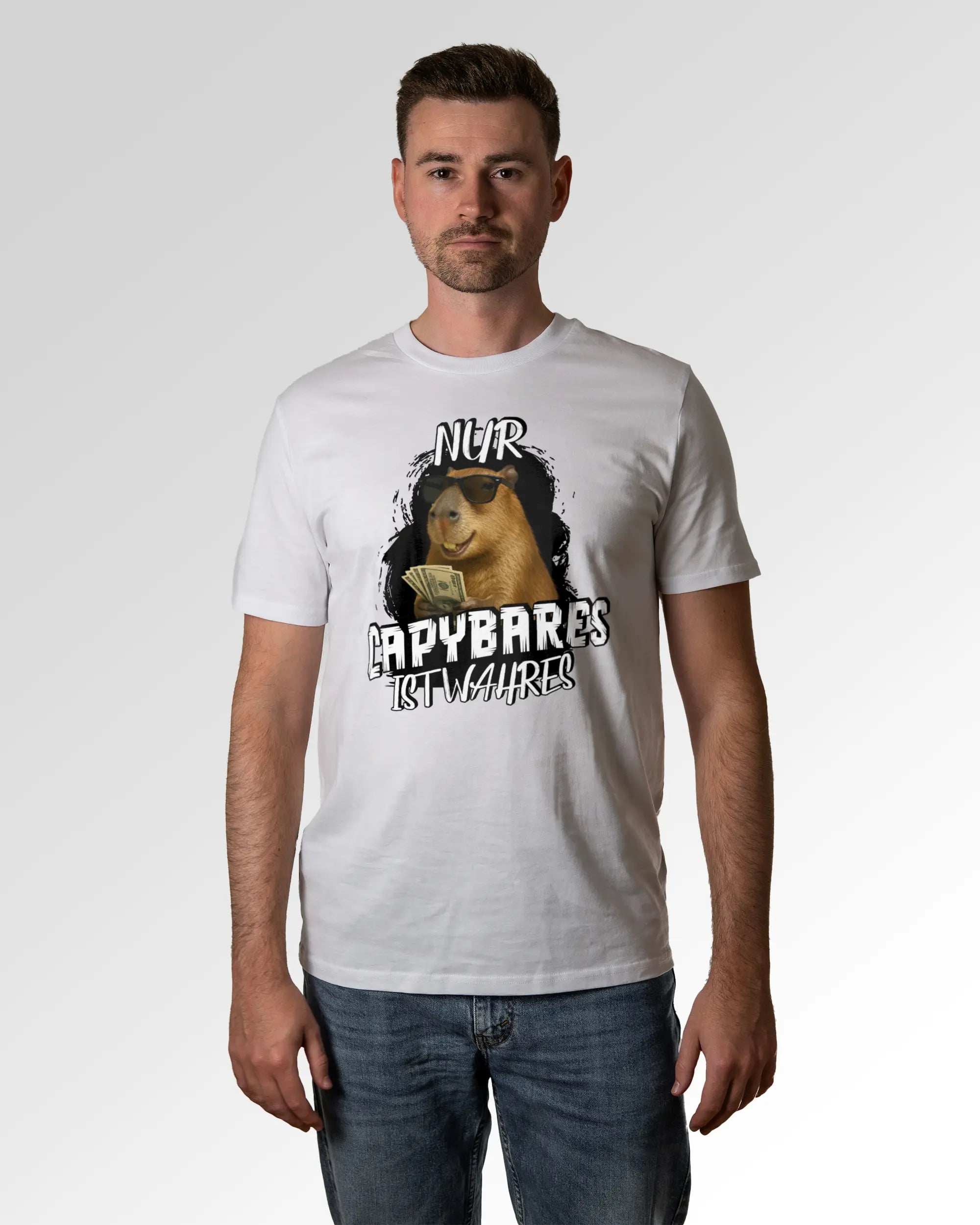 Primärer Modelshot der Druckseite des Organic Unisex T-Shirts von Maondo im Casual Fit mit dem Design Capybares in der Farbe White