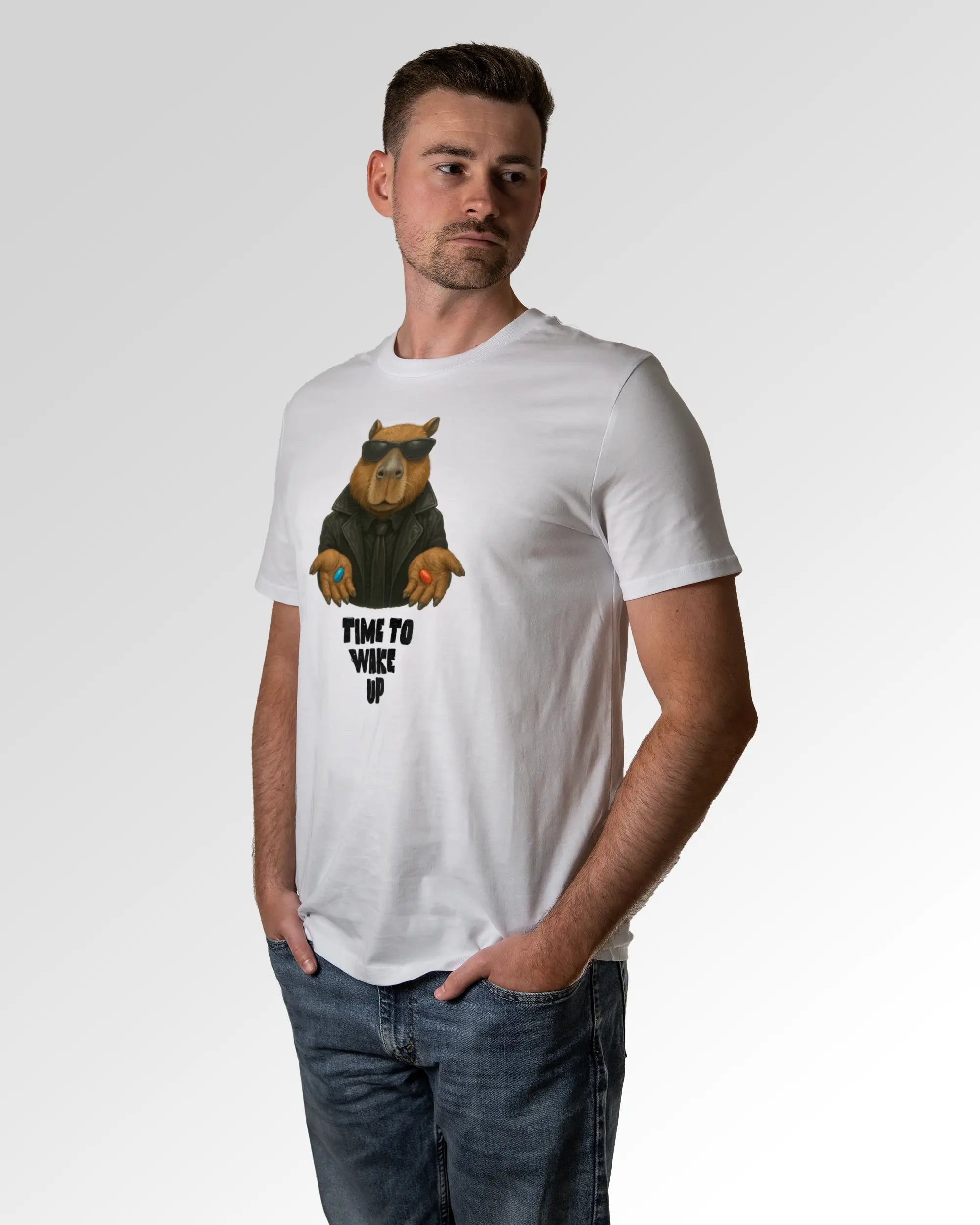 Primärer Modelshot der Druckseite des Organic Unisex T-Shirts von Maondo im Casual Fit mit dem Design Wake up in der Farbe White