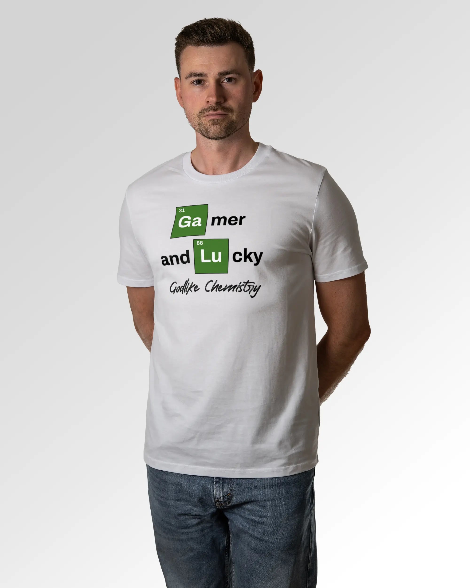 Primärer Modelshot der Druckseite des Organic Unisex T-Shirts von Maondo im Casual Fit mit dem Design Gamer Chemistry in der Farbe White