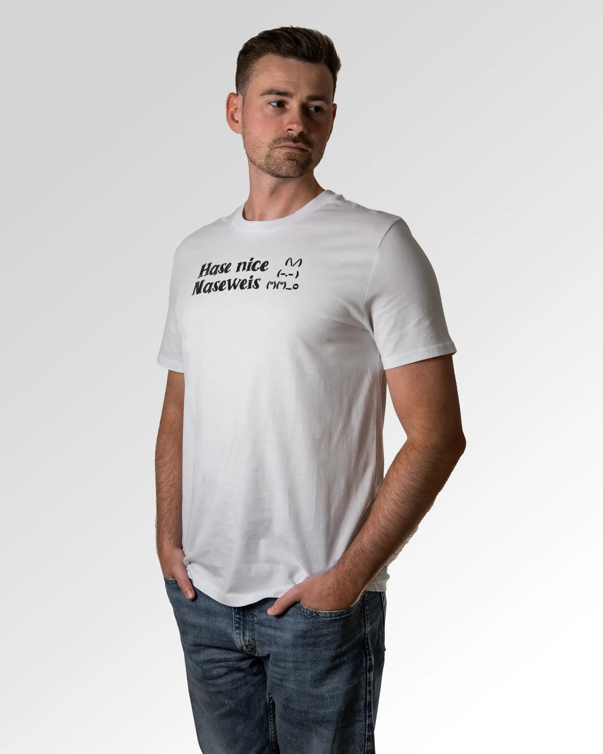 Primärer Modelshot der Druckseite des Organic Unisex T-Shirts von Maondo im Casual Fit mit dem Design Nicer Hase in der Farbe White