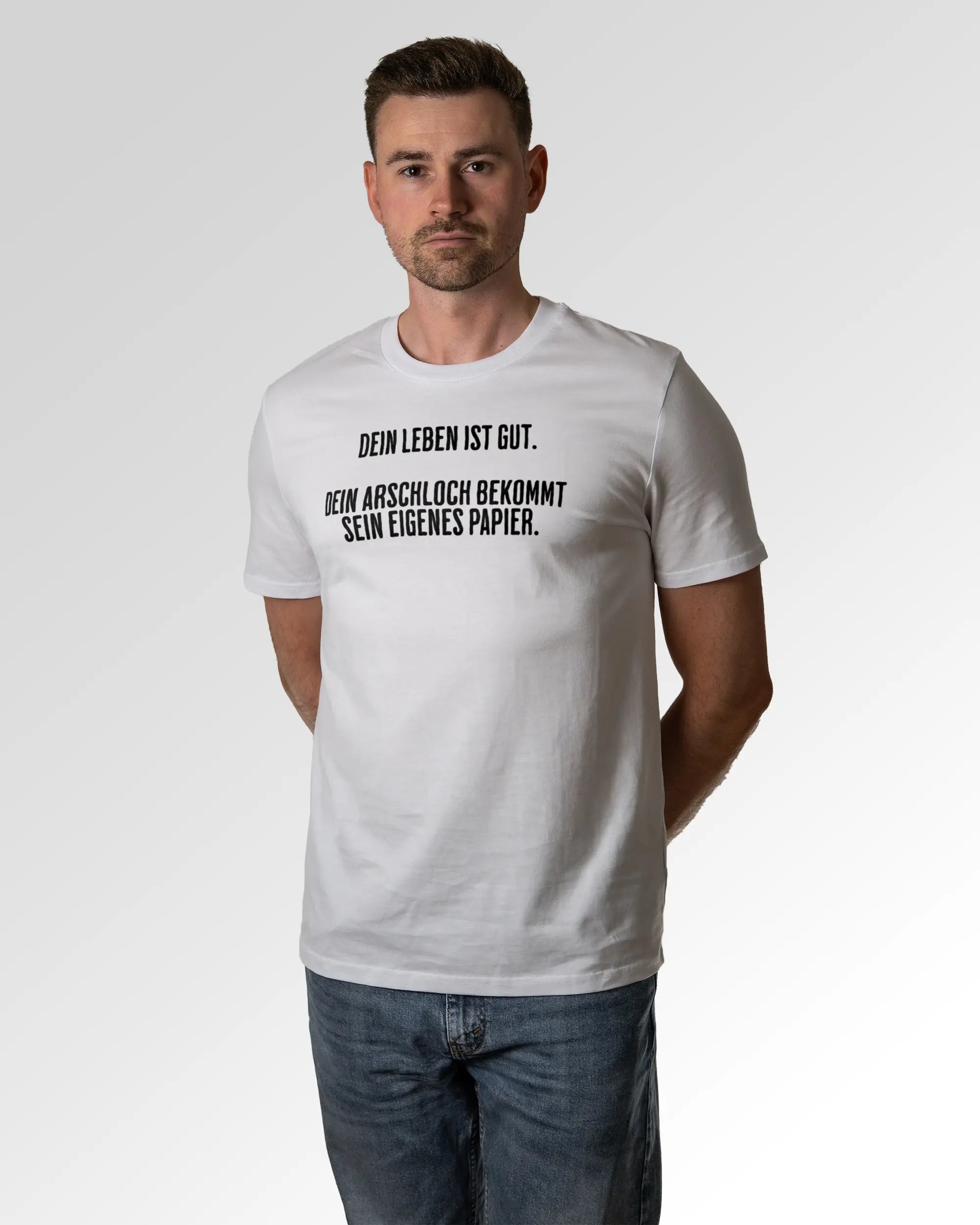 Primärer Modelshot der Druckseite des Organic Unisex T-Shirts von Maondo im Casual Fit mit dem Design Gutes Leben in der Farbe White