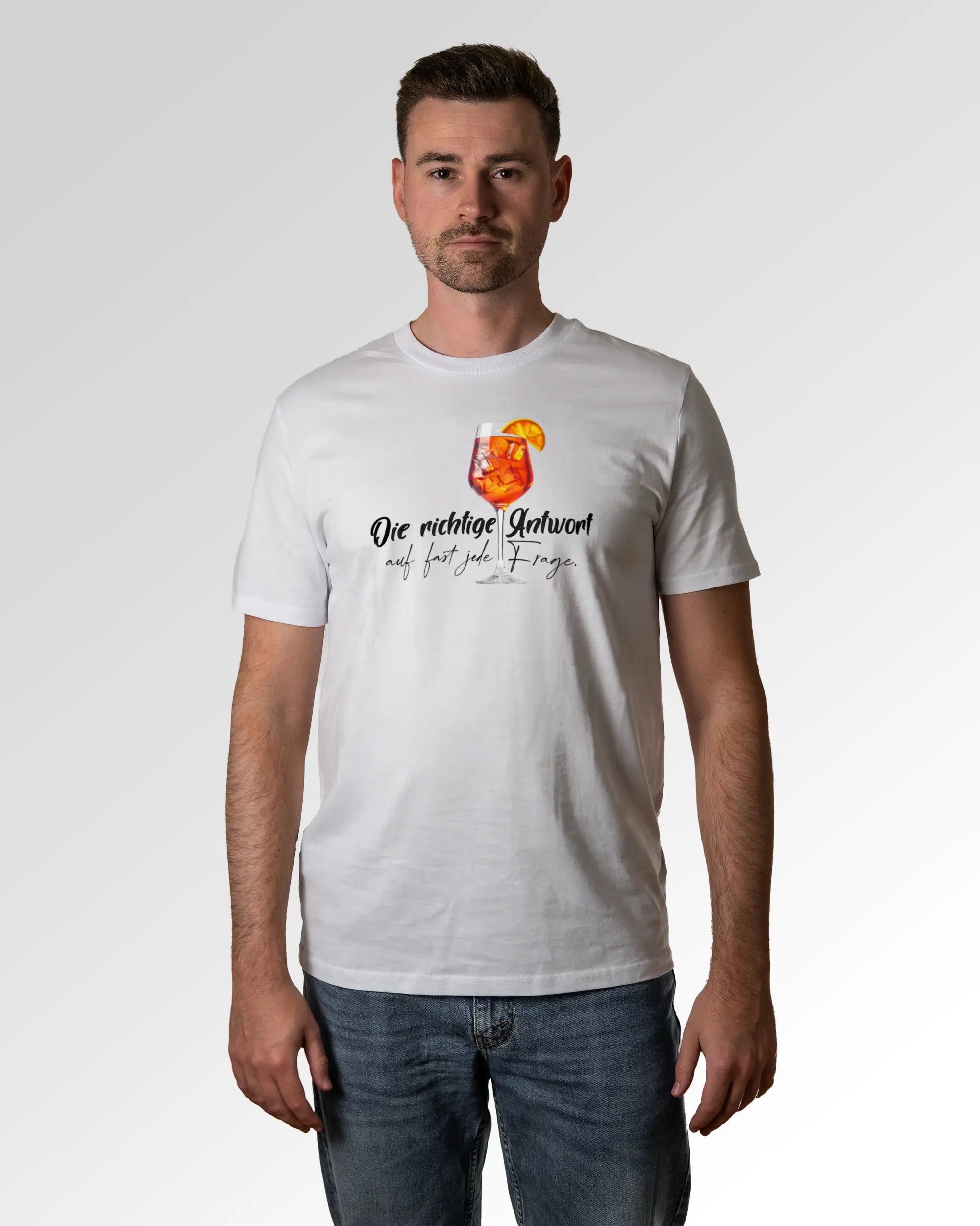 Primärer Modelshot der Druckseite des Organic Unisex T-Shirts von Maondo im Casual Fit mit dem Design Die richtige Antwort in der Farbe White