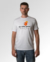 Primärer Modelshot der Druckseite des Organic Unisex T-Shirts von Maondo im Casual Fit mit dem Design Die richtige Antwort in der Farbe White