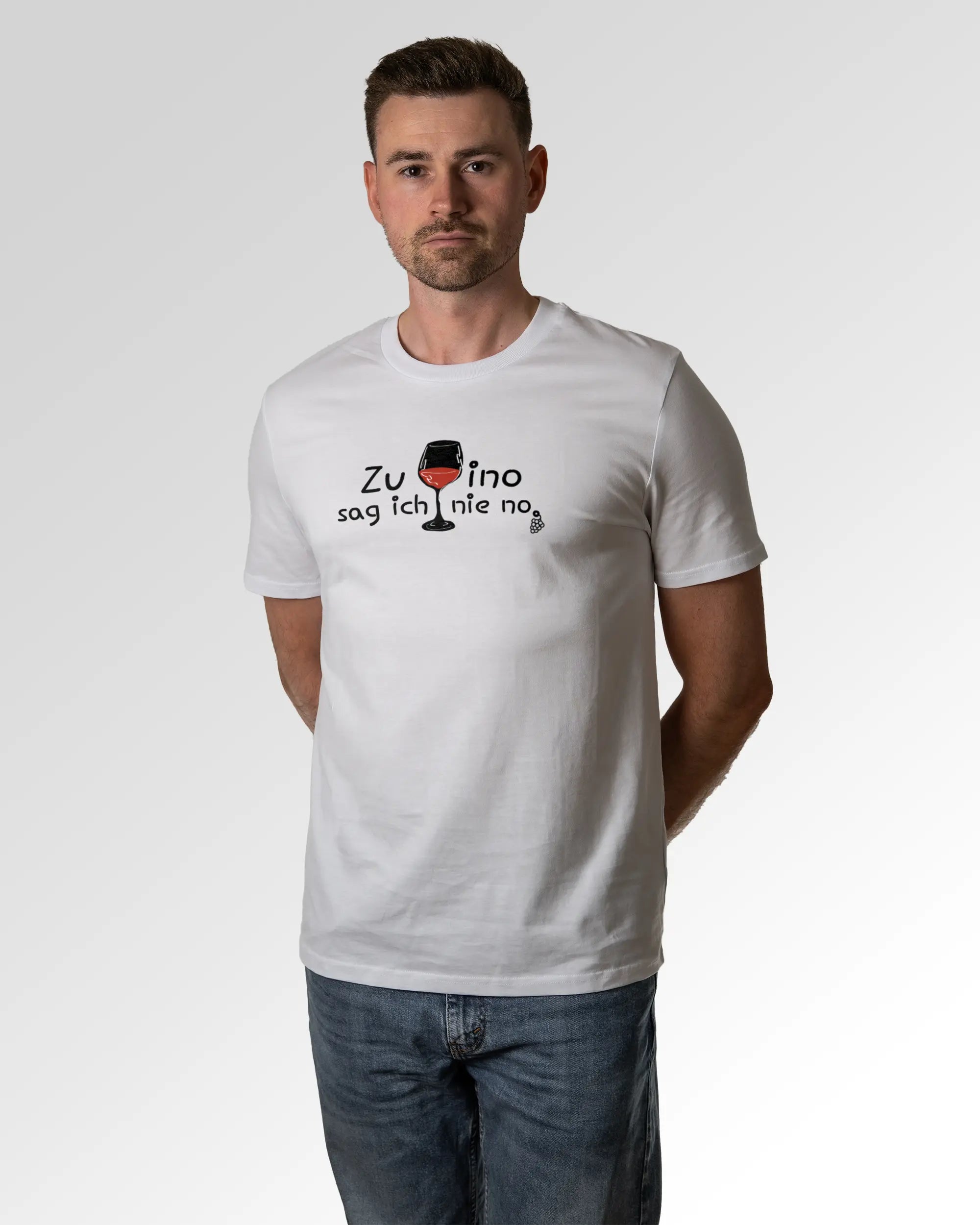 Primärer Modelshot der Druckseite des Organic Unisex T-Shirts von Maondo im Casual Fit mit dem Design Vino nie no in der Farbe White