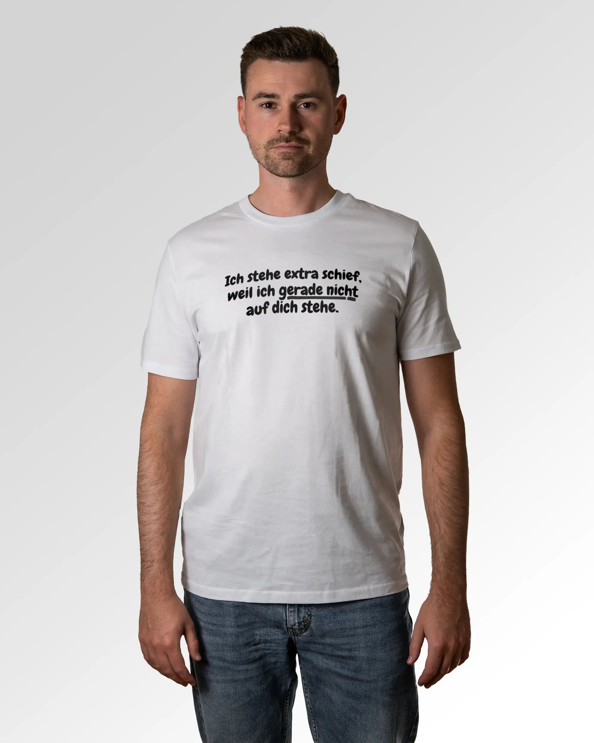 Primärer Modelshot der Druckseite des Organic Unisex T-Shirts von Maondo im Casual Fit mit dem Design Flirty AF in der Farbe White