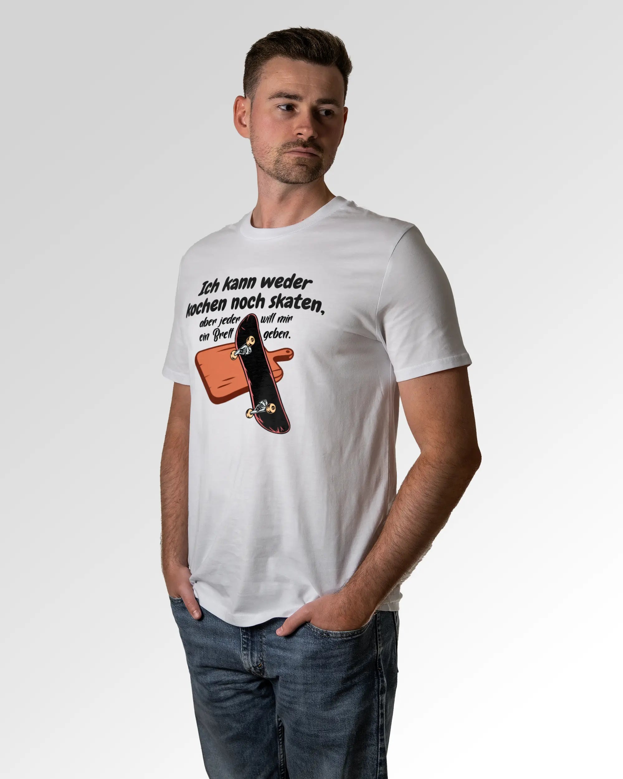 Primärer Modelshot der Druckseite des Organic Unisex T-Shirts von Maondo im Casual Fit mit dem Design Ein Brett geben in der Farbe White