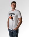 Primärer Modelshot der Druckseite des Organic Unisex T-Shirts von Maondo im Casual Fit mit dem Design Ein Brett geben in der Farbe White