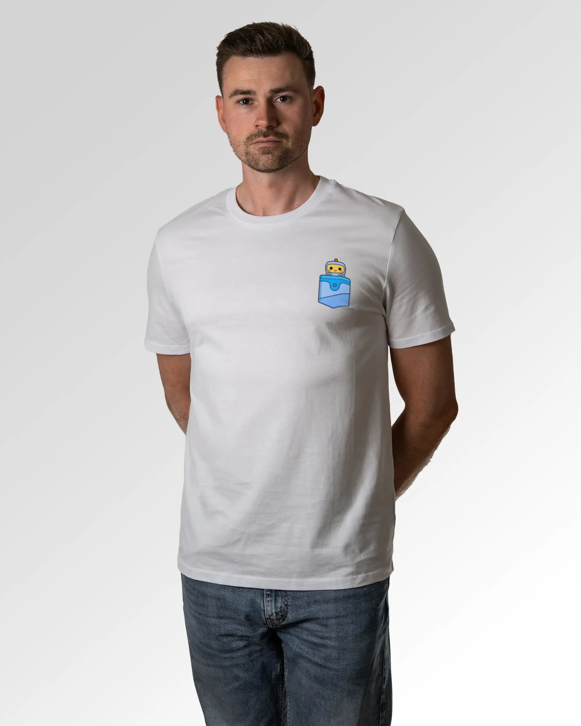 Primärer Modelshot der Druckseite des Organic Unisex T-Shirts von Maondo im Casual Fit mit dem Design Taschenbot in der Farbe White