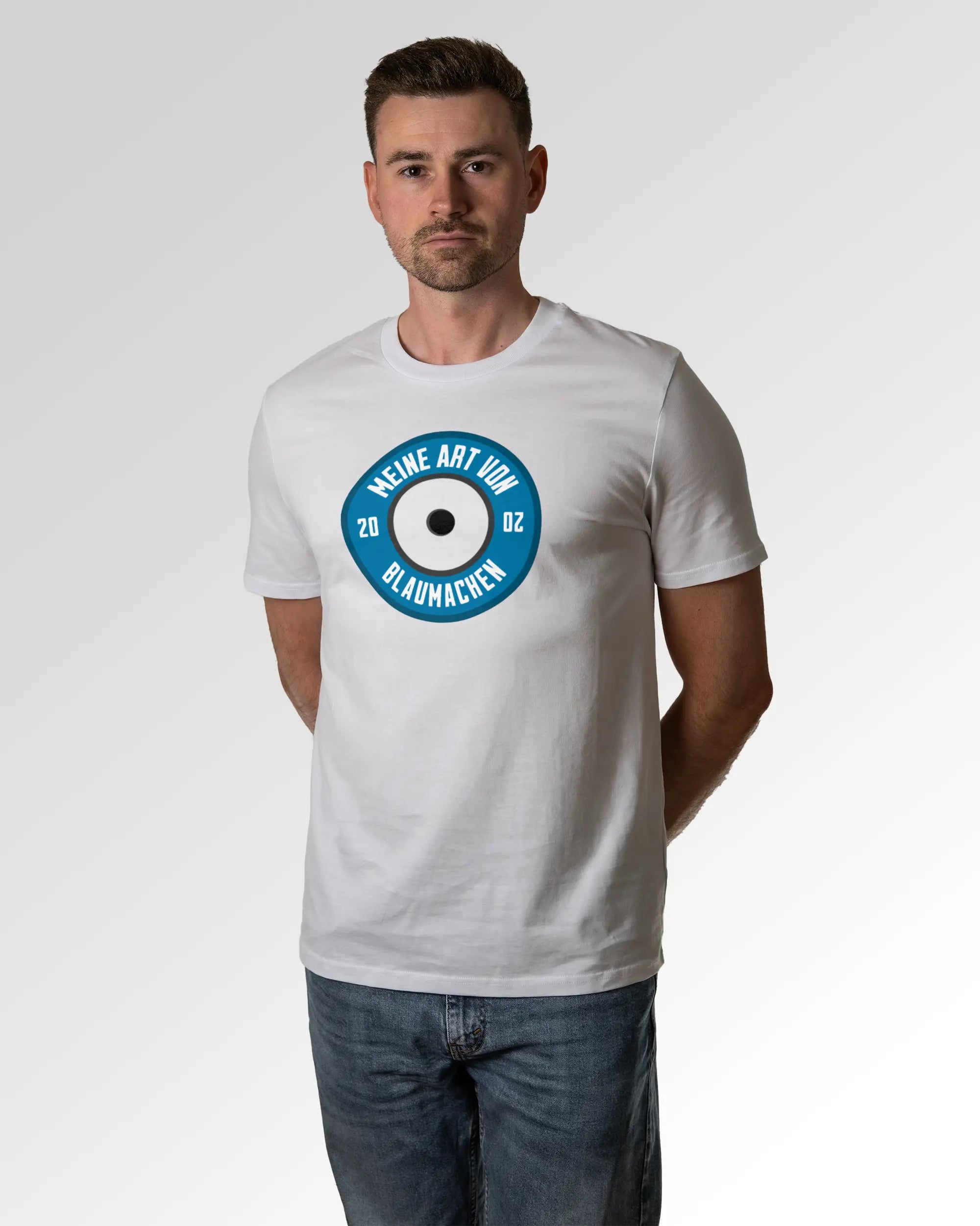 Primärer Modelshot der Druckseite des Organic Unisex T-Shirts von Maondo im Casual Fit mit dem Design Blaumachen in der Farbe White