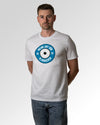 Primärer Modelshot der Druckseite des Organic Unisex T-Shirts von Maondo im Casual Fit mit dem Design Blaumachen in der Farbe White