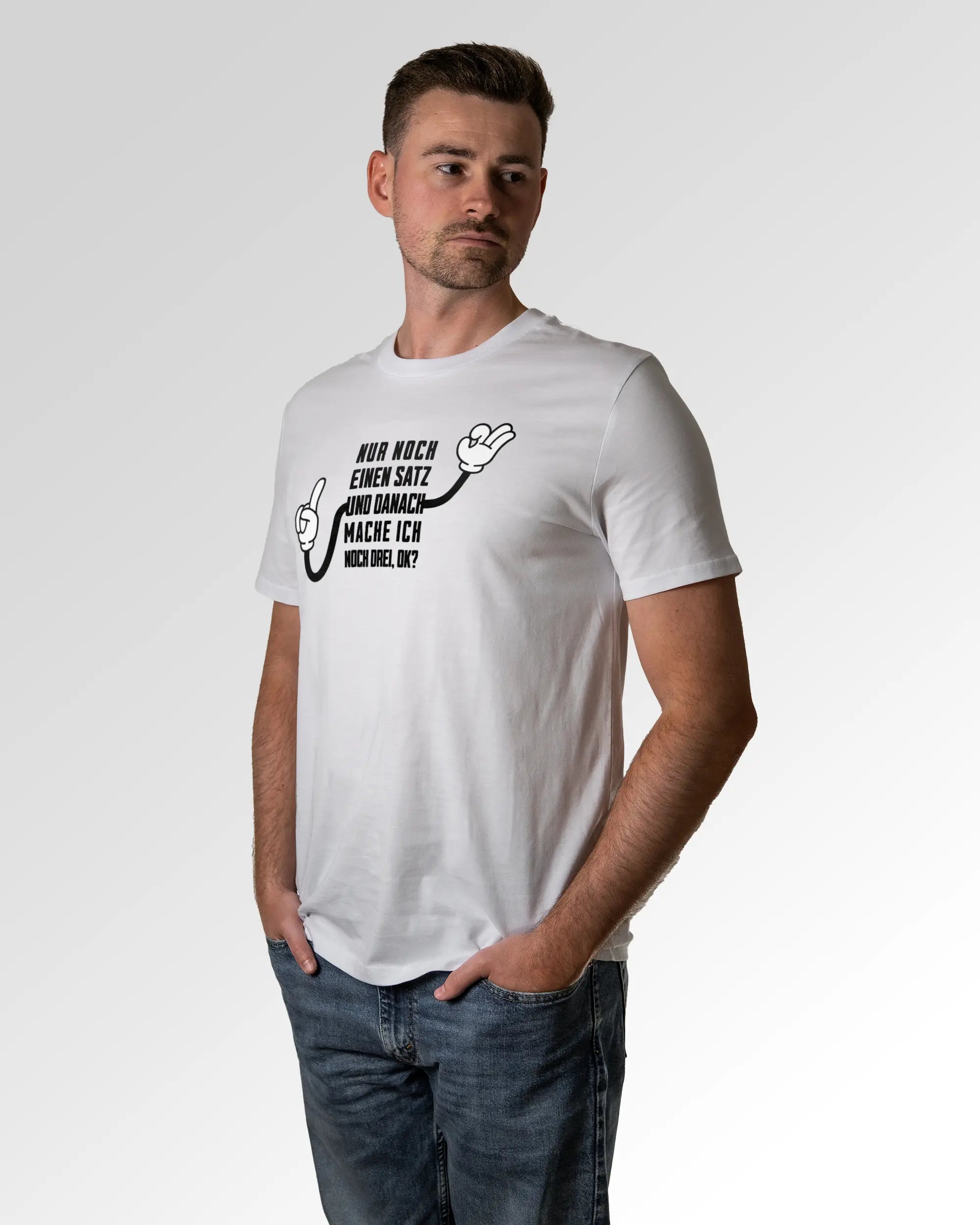 Primärer Modelshot der Druckseite des Organic Unisex T-Shirts von Maondo im Casual Fit mit dem Design Letzter Satz in der Farbe White