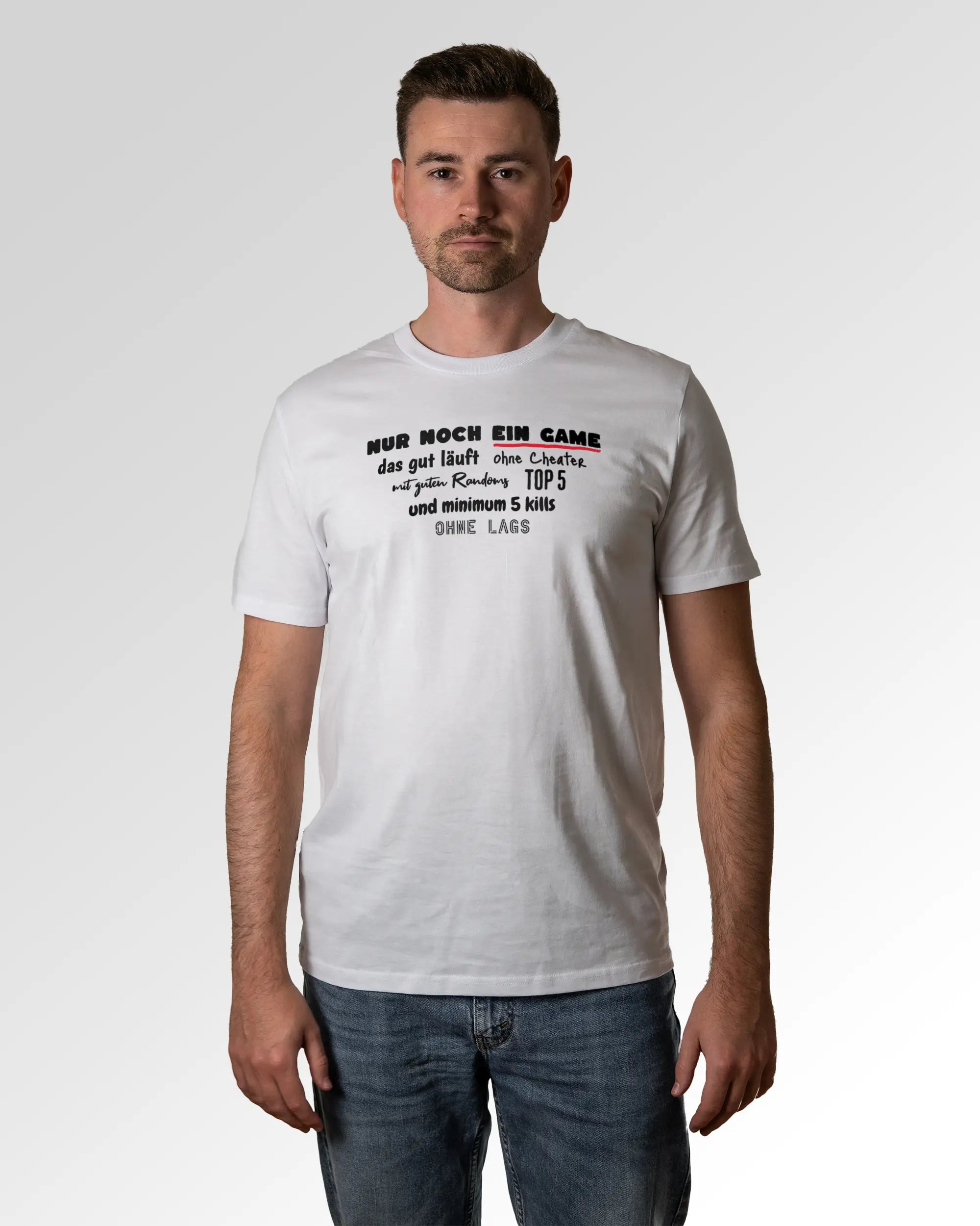 Primärer Modelshot der Druckseite des Organic Unisex T-Shirts von Maondo im Casual Fit mit dem Design Nur noch ein Game in der Farbe White