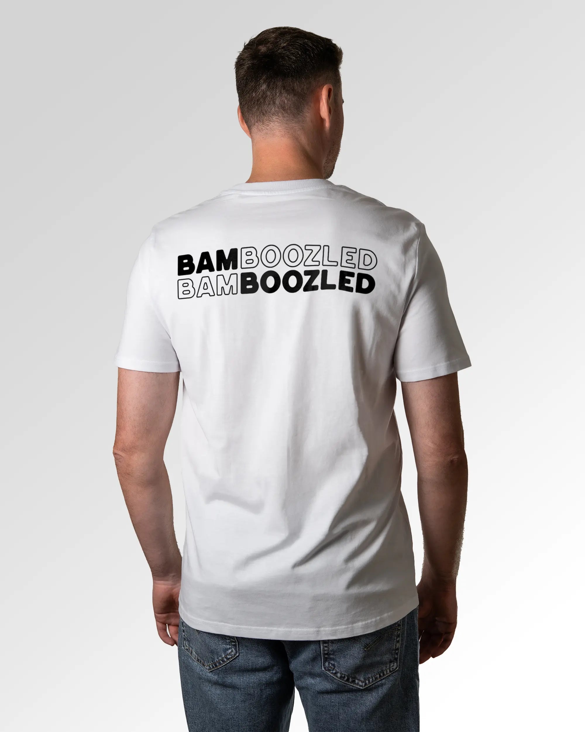 Primärer Modelshot der Druckseite des Organic Unisex T-Shirts von Maondo im Casual Fit mit dem Design Double Bamboozled in der Farbe White