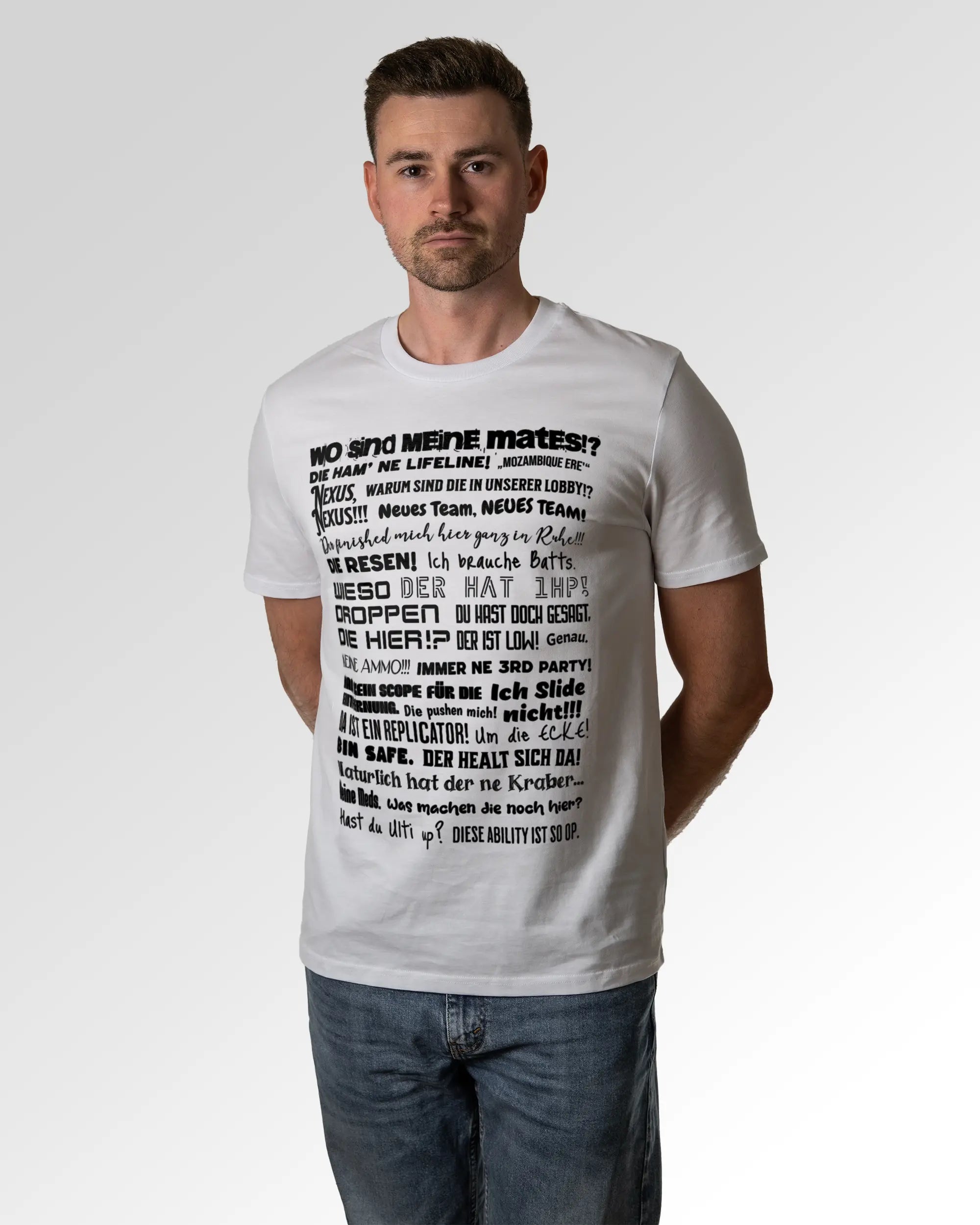 Primärer Modelshot der Druckseite des Organic Unisex T-Shirts von Maondo im Casual Fit mit dem Design Apex Storytime in der Farbe White