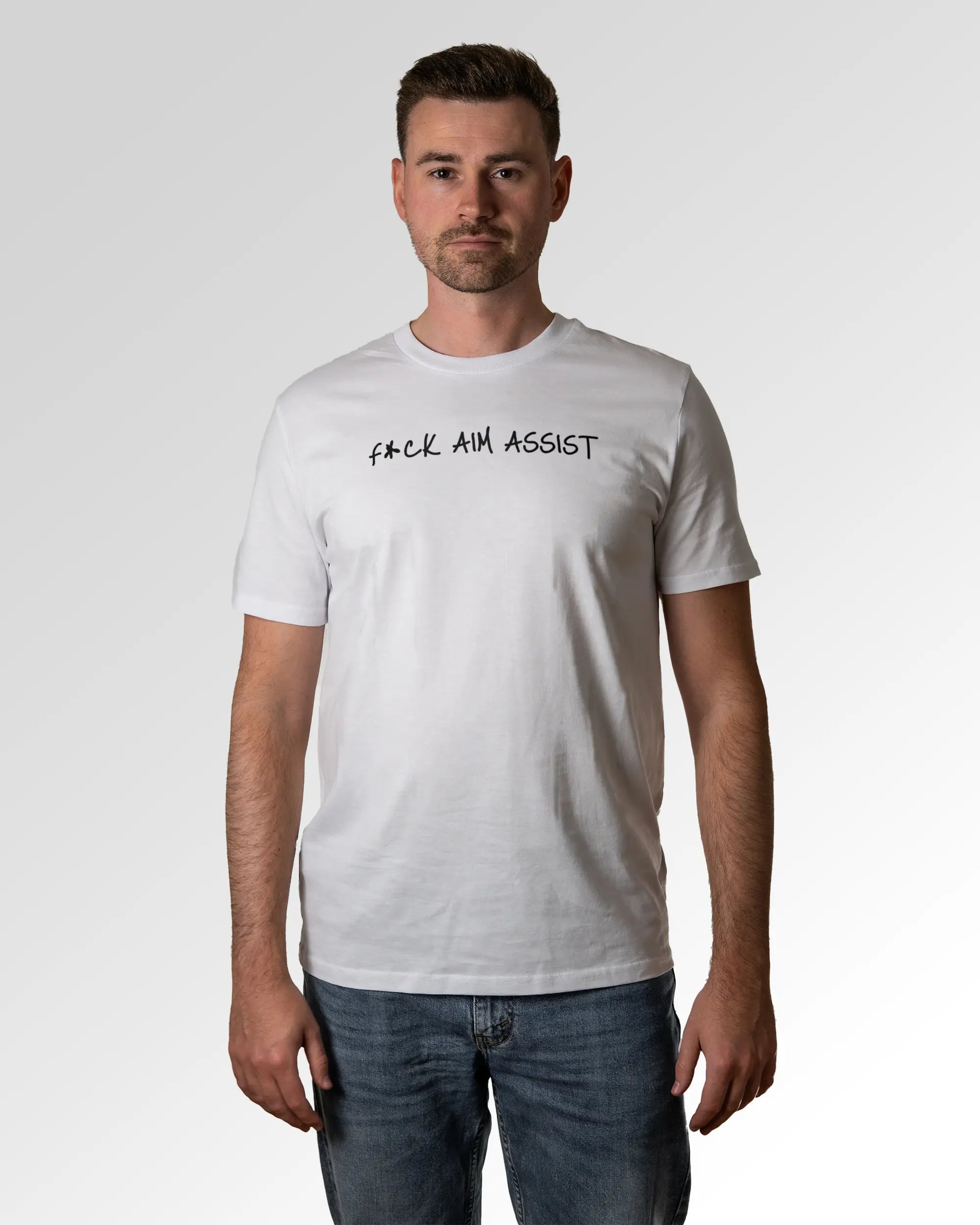 Primärer Modelshot der Druckseite des Organic Unisex T-Shirts von Maondo im Casual Fit mit dem Design F Aim Assist in der Farbe White