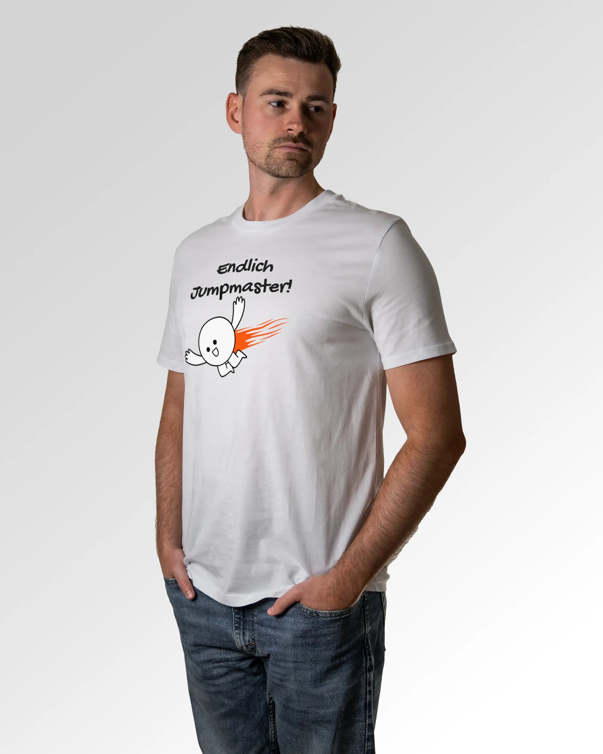 Primärer Modelshot der Druckseite des Organic Unisex T-Shirts von Maondo im Casual Fit mit dem Design Endlich Jumpmaster in der Farbe White