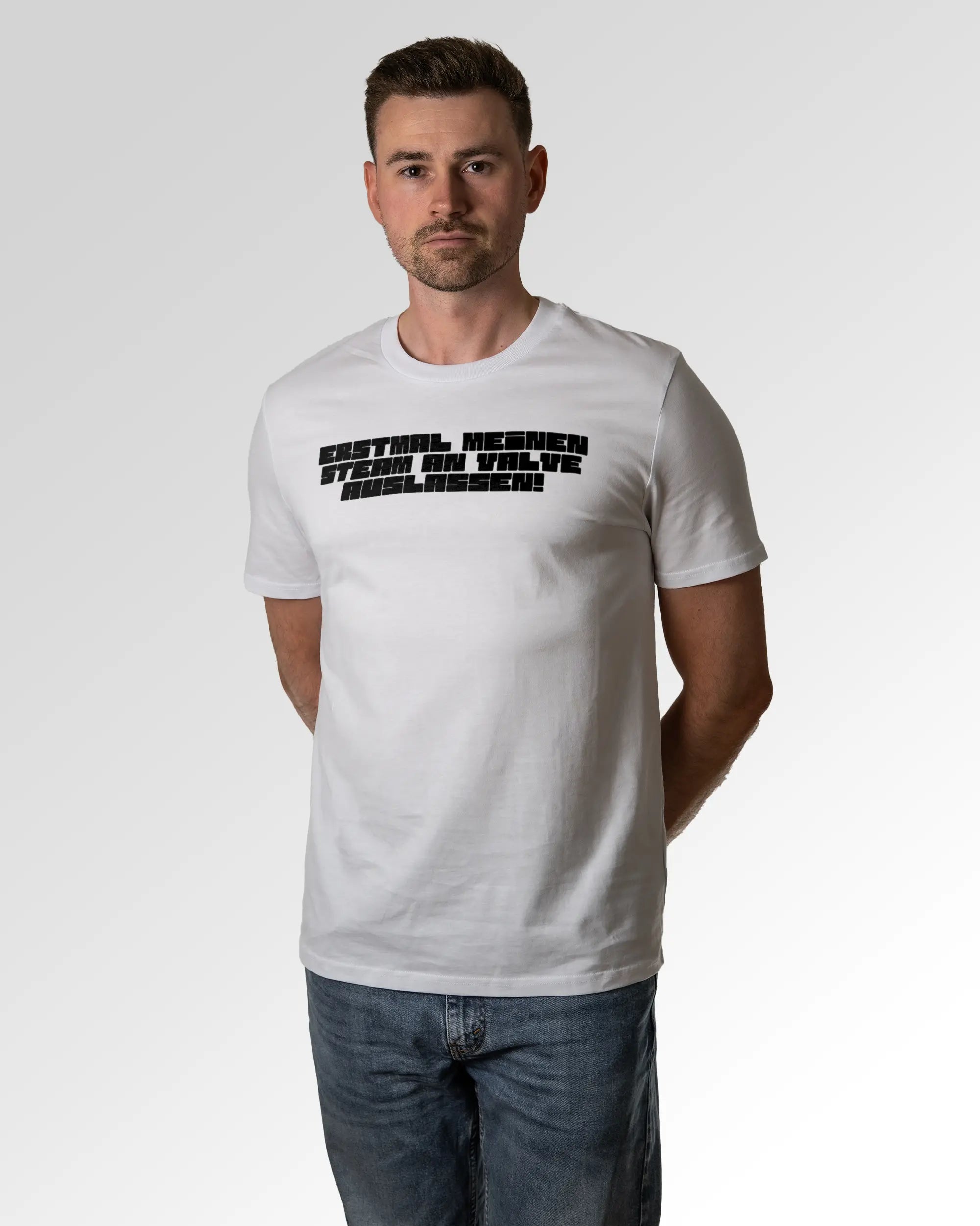 Primärer Modelshot der Druckseite des Organic Unisex T-Shirts von Maondo im Casual Fit mit dem Design Lass es raus in der Farbe White