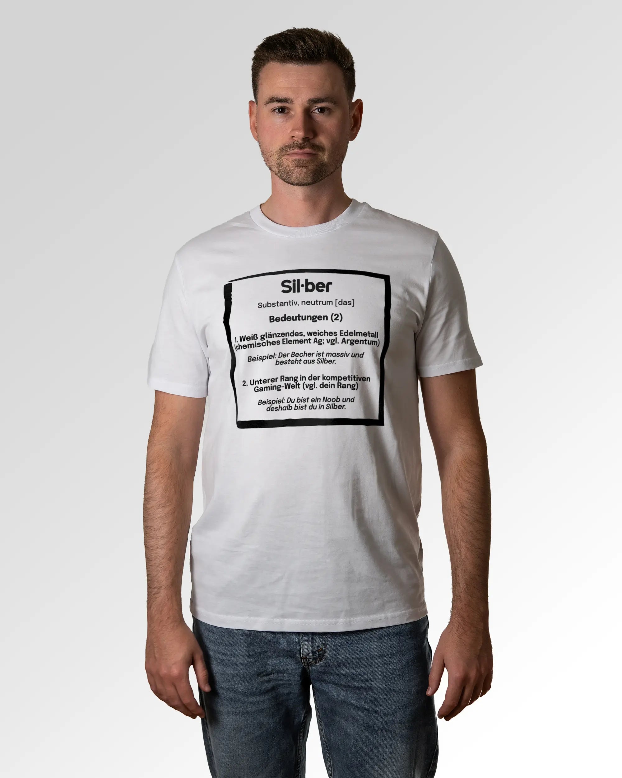 Primärer Modelshot der Druckseite des Organic Unisex T-Shirts von Maondo im Casual Fit mit dem Design Silber for life in der Farbe White