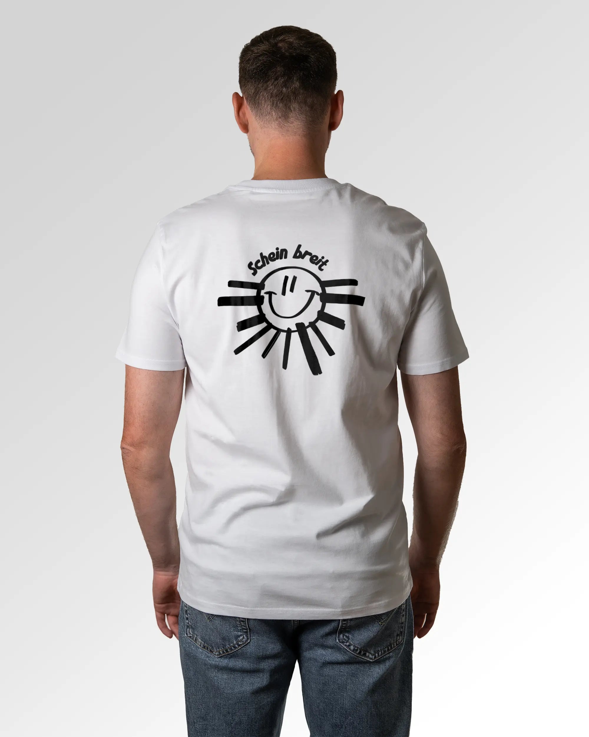 Primärer Modelshot der Druckseite des Organic Unisex T-Shirts von Maondo im Casual Fit mit dem Design Schein Breit in der Farbe White