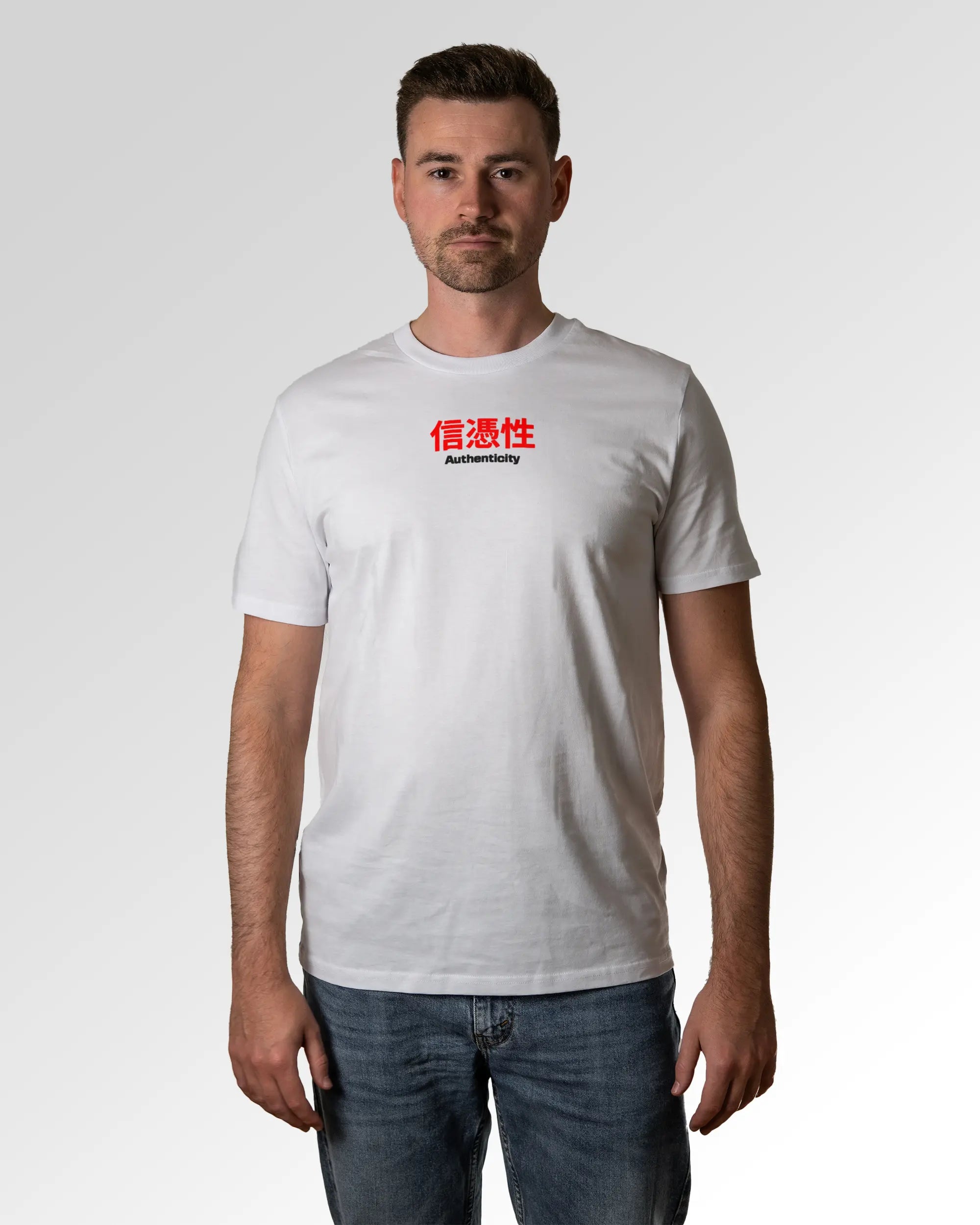 Männlicher Modelshot der primären Druckseite des Organic Unisex T-Shirts von Maondo im Casual Fit mit dem Design Authentic Shit in der Farbe White