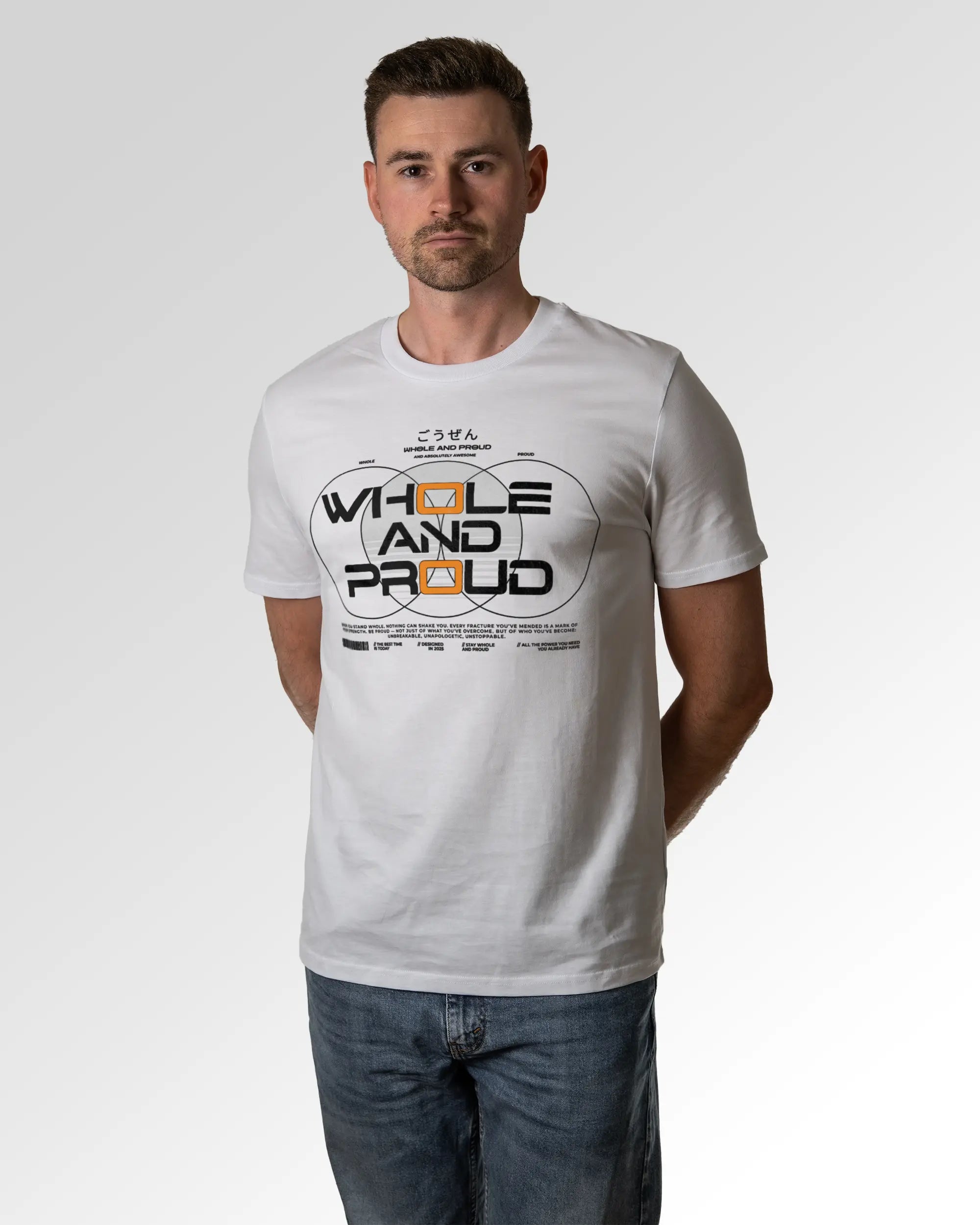 Männlicher Modelshot der primären Druckseite des Organic Unisex T-Shirts von Maondo im Casual Fit mit dem Design Whole and proud in der Farbe White