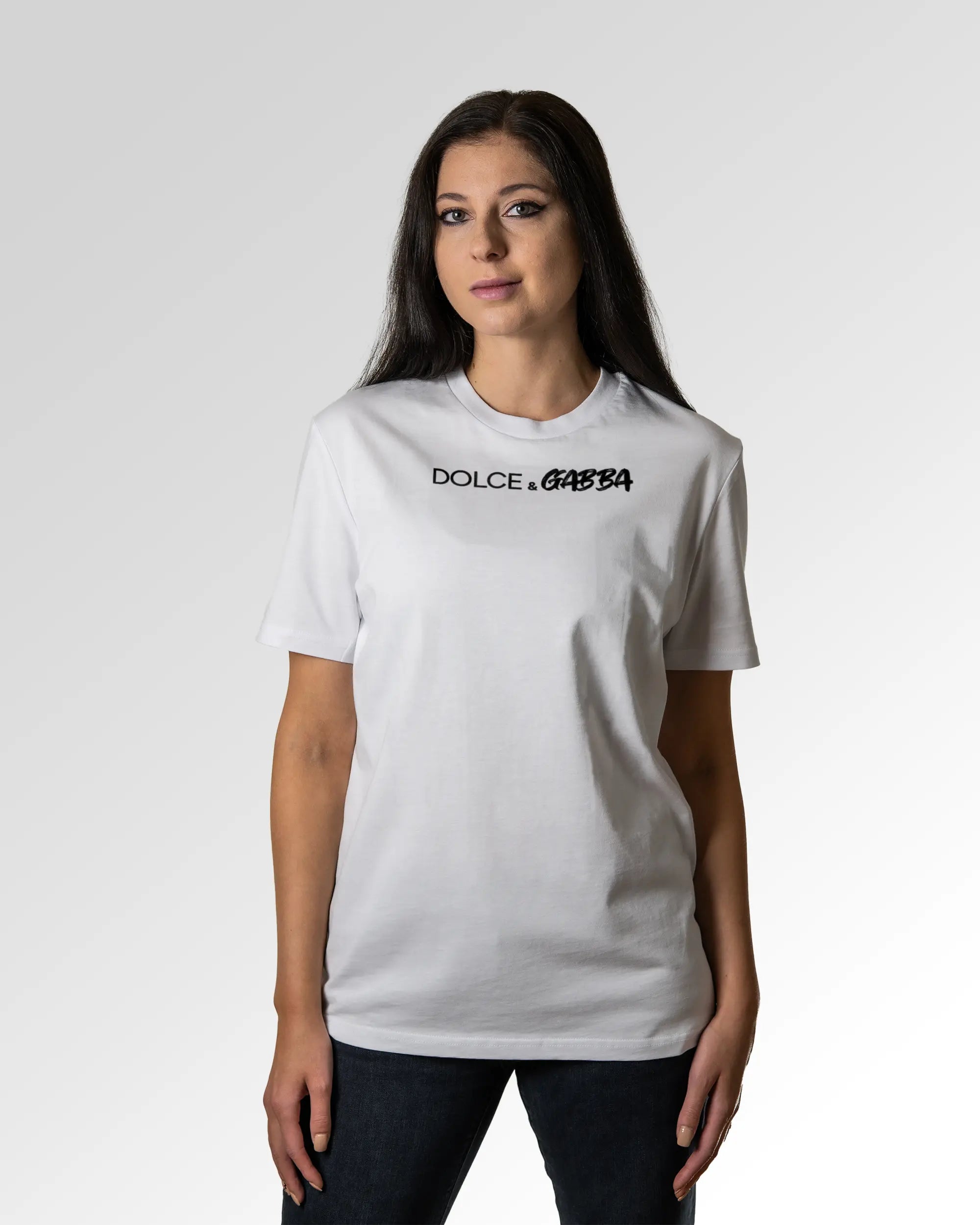 Sekundärer Modelshot der Druckseite des Organic Unisex T-Shirts von Maondo im Casual Fit mit dem Design Dolce & Gabba in der Farbe White