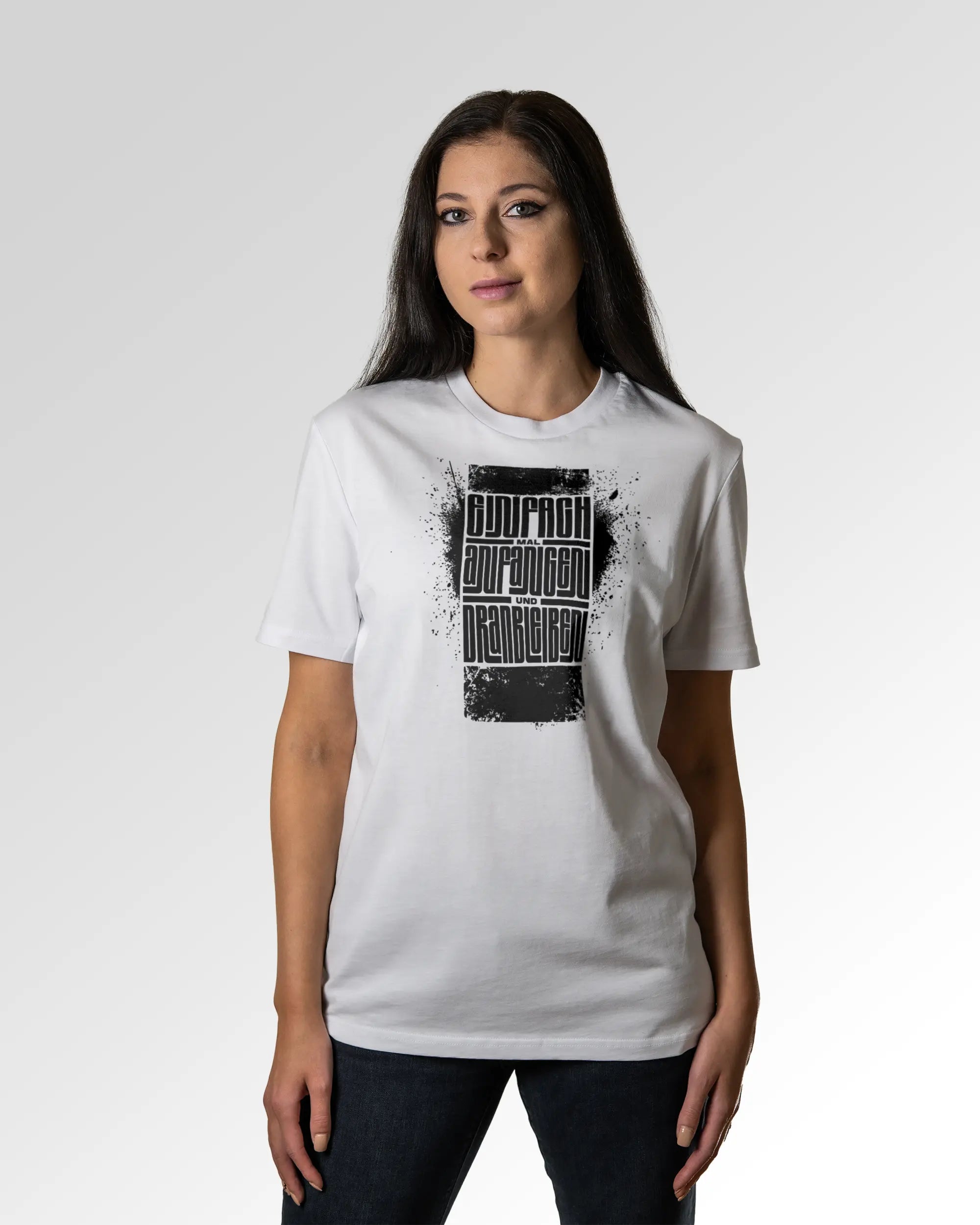 Sekundärer Modelshot der Druckseite des Organic Unisex T-Shirts von Maondo im Casual Fit mit dem Design Einfach Anfangen in der Farbe White