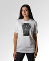 Sekundärer Modelshot der Druckseite des Organic Unisex T-Shirts von Maondo im Casual Fit mit dem Design Einfach Anfangen in der Farbe White