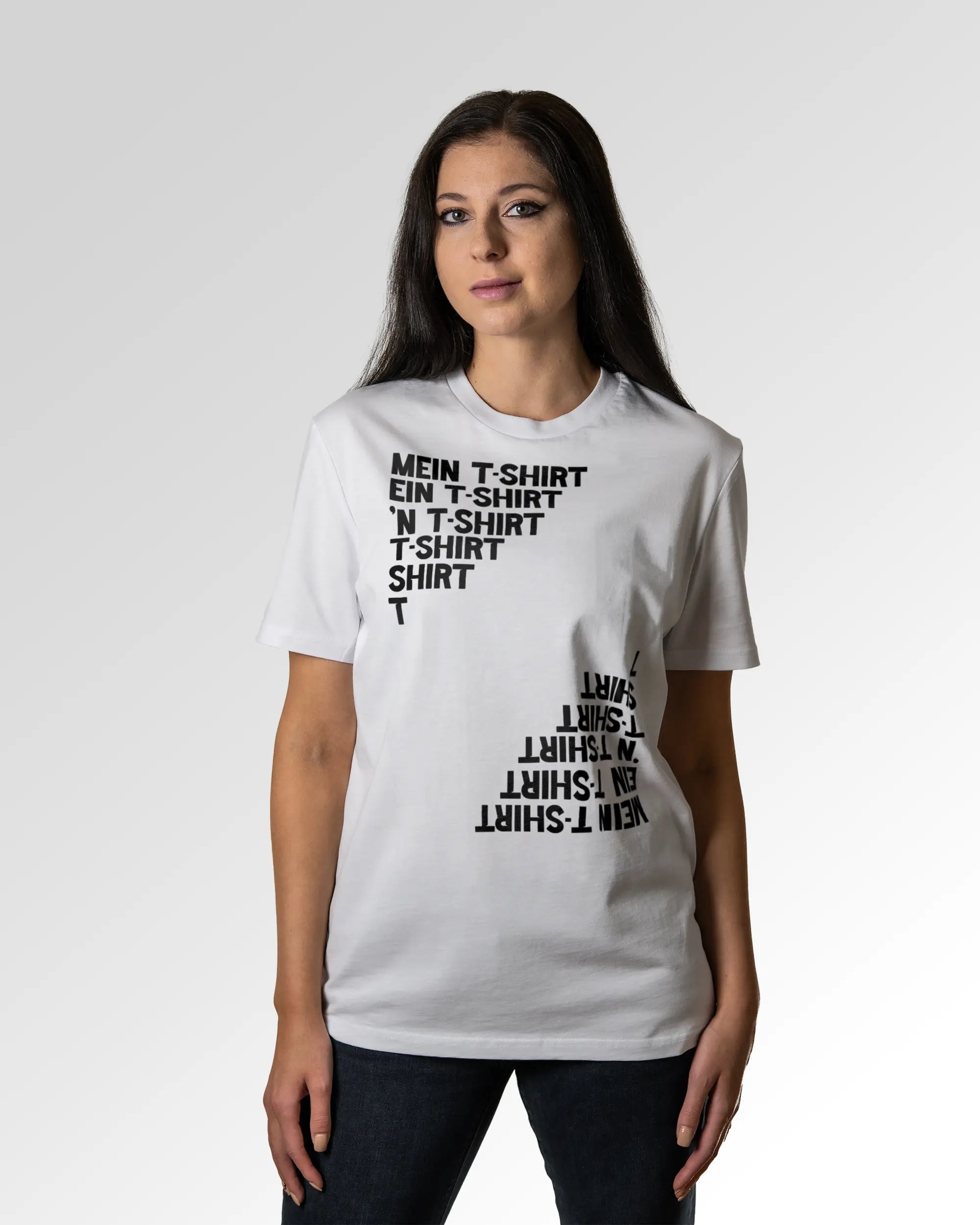 Sekundärer Modelshot der Druckseite des Organic Unisex T-Shirts von Maondo im Casual Fit mit dem Design Basically ein T-Shirt in der Farbe White