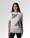 Sekundärer Modelshot der Druckseite des Organic Unisex T-Shirts von Maondo im Casual Fit mit dem Design Basically ein T-Shirt in der Farbe White