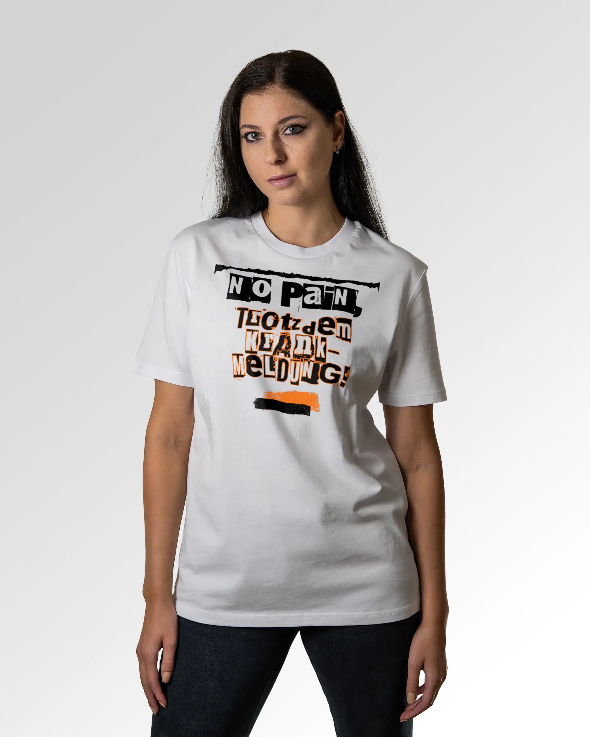 Sekundärer Modelshot der Druckseite des Organic Unisex T-Shirts von Maondo im Casual Fit mit dem Design Krankmeldung in der Farbe White