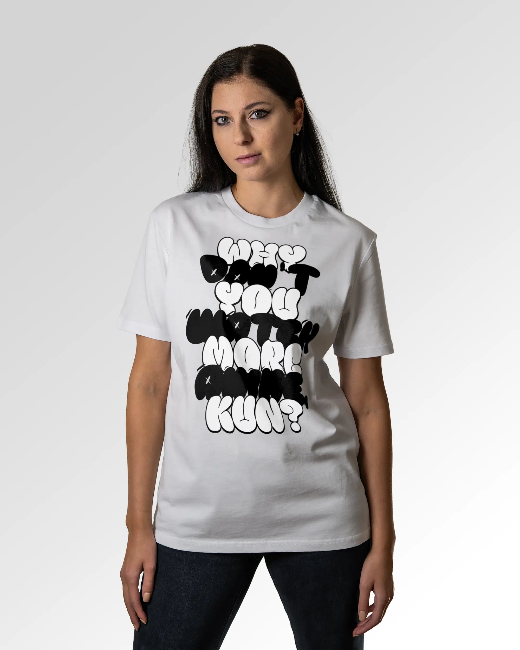 Sekundärer Modelshot der Druckseite des Organic Unisex T-Shirts von Maondo im Casual Fit mit dem Design Anime Kun in der Farbe White