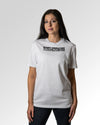 Sekundärer Modelshot der Druckseite des Organic Unisex T-Shirts von Maondo im Casual Fit mit dem Design Less Pointless in der Farbe White