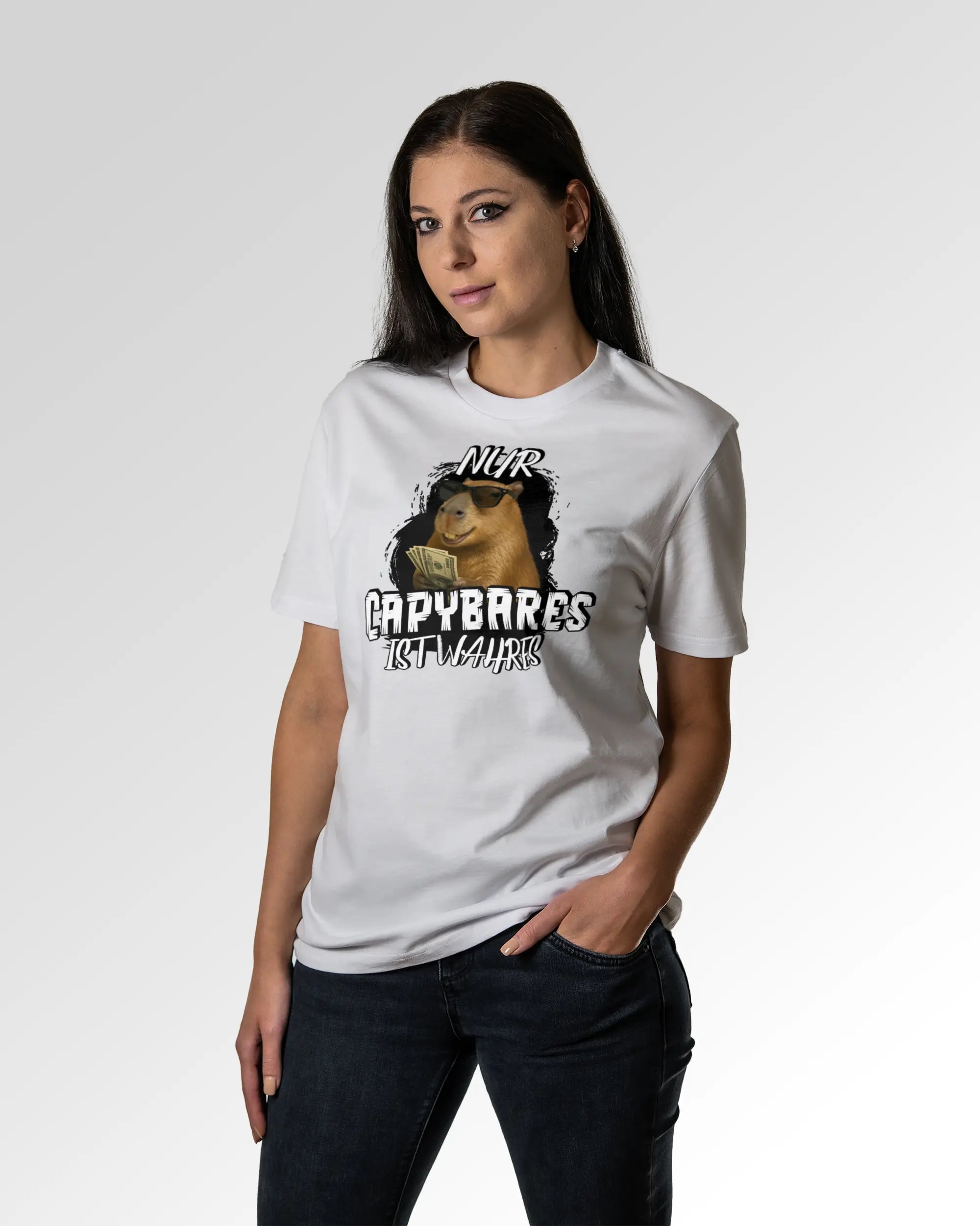 Sekundärer Modelshot der Druckseite des Organic Unisex T-Shirts von Maondo im Casual Fit mit dem Design Capybares in der Farbe White