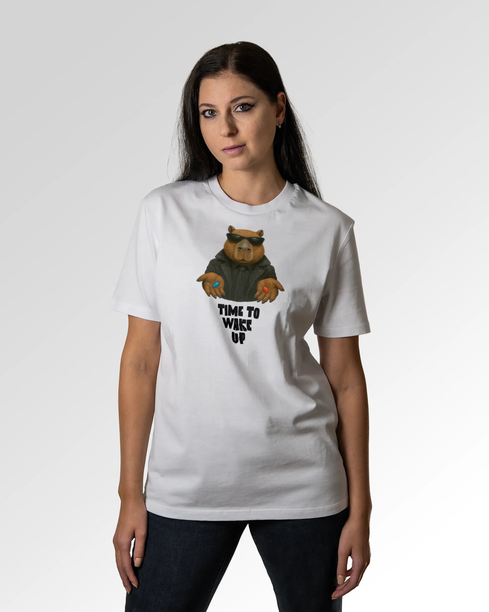 Sekundärer Modelshot der Druckseite des Organic Unisex T-Shirts von Maondo im Casual Fit mit dem Design Wake up in der Farbe White