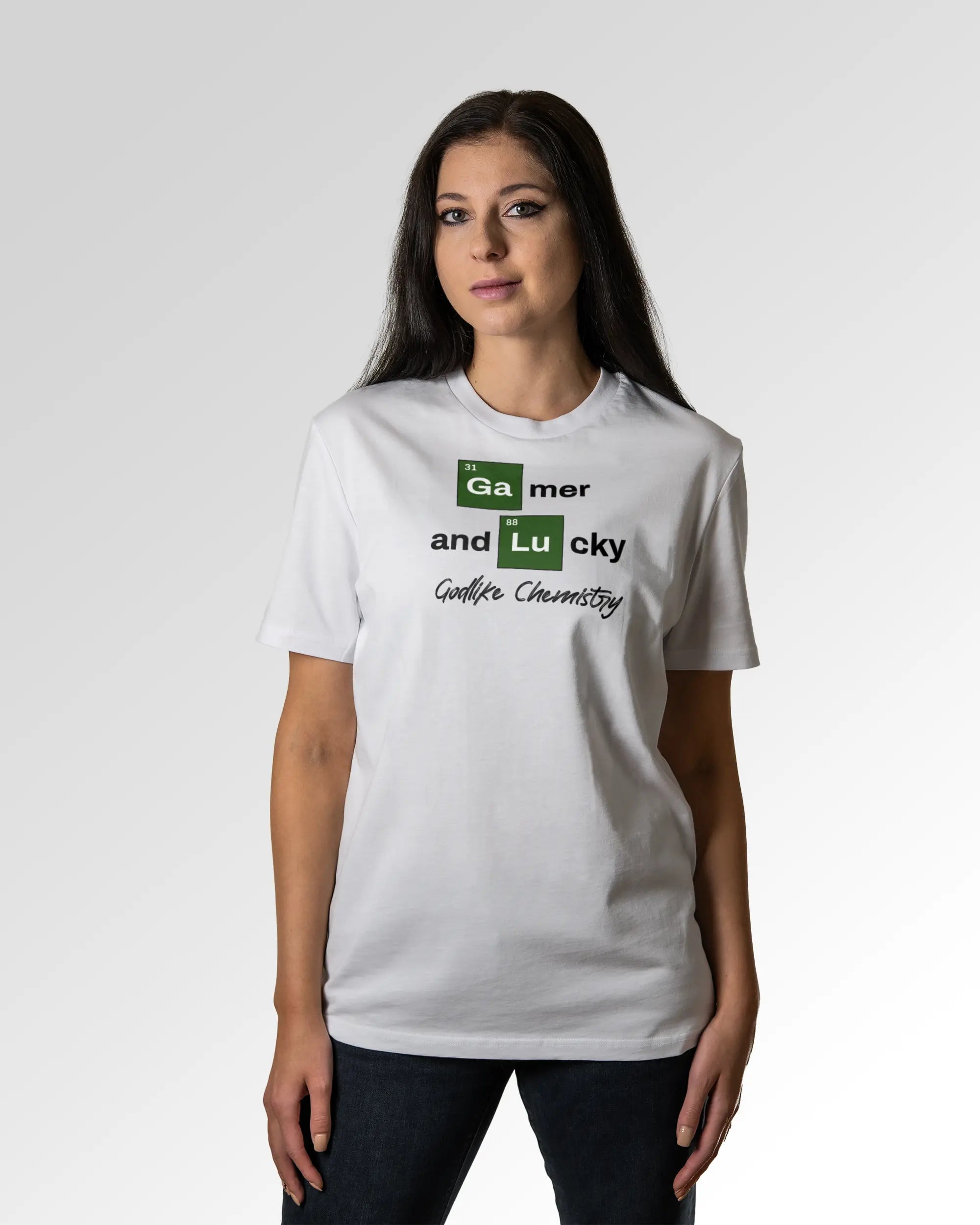 Sekundärer Modelshot der Druckseite des Organic Unisex T-Shirts von Maondo im Casual Fit mit dem Design Gamer Chemistry in der Farbe White