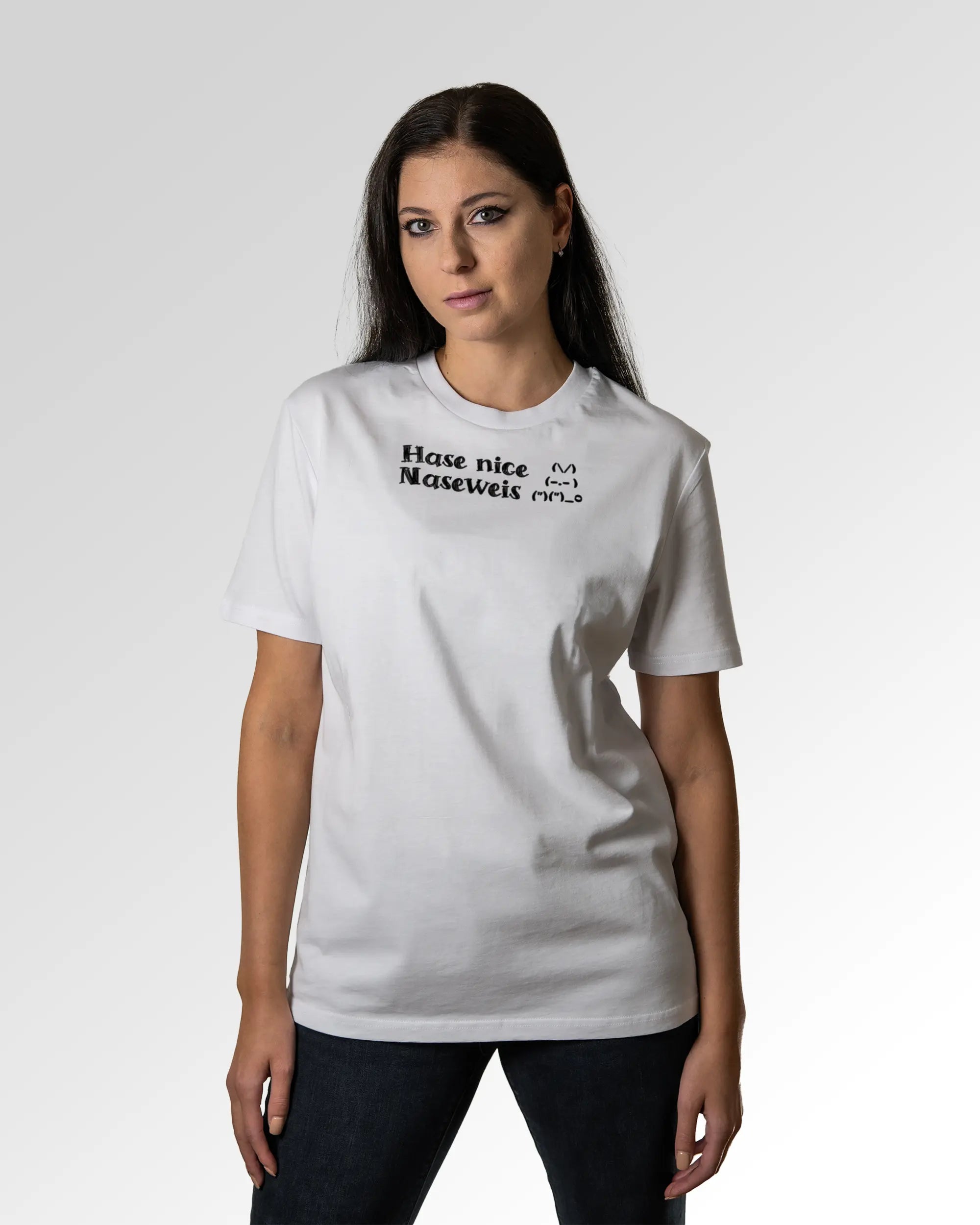 Sekundärer Modelshot der Druckseite des Organic Unisex T-Shirts von Maondo im Casual Fit mit dem Design Nicer Hase in der Farbe White