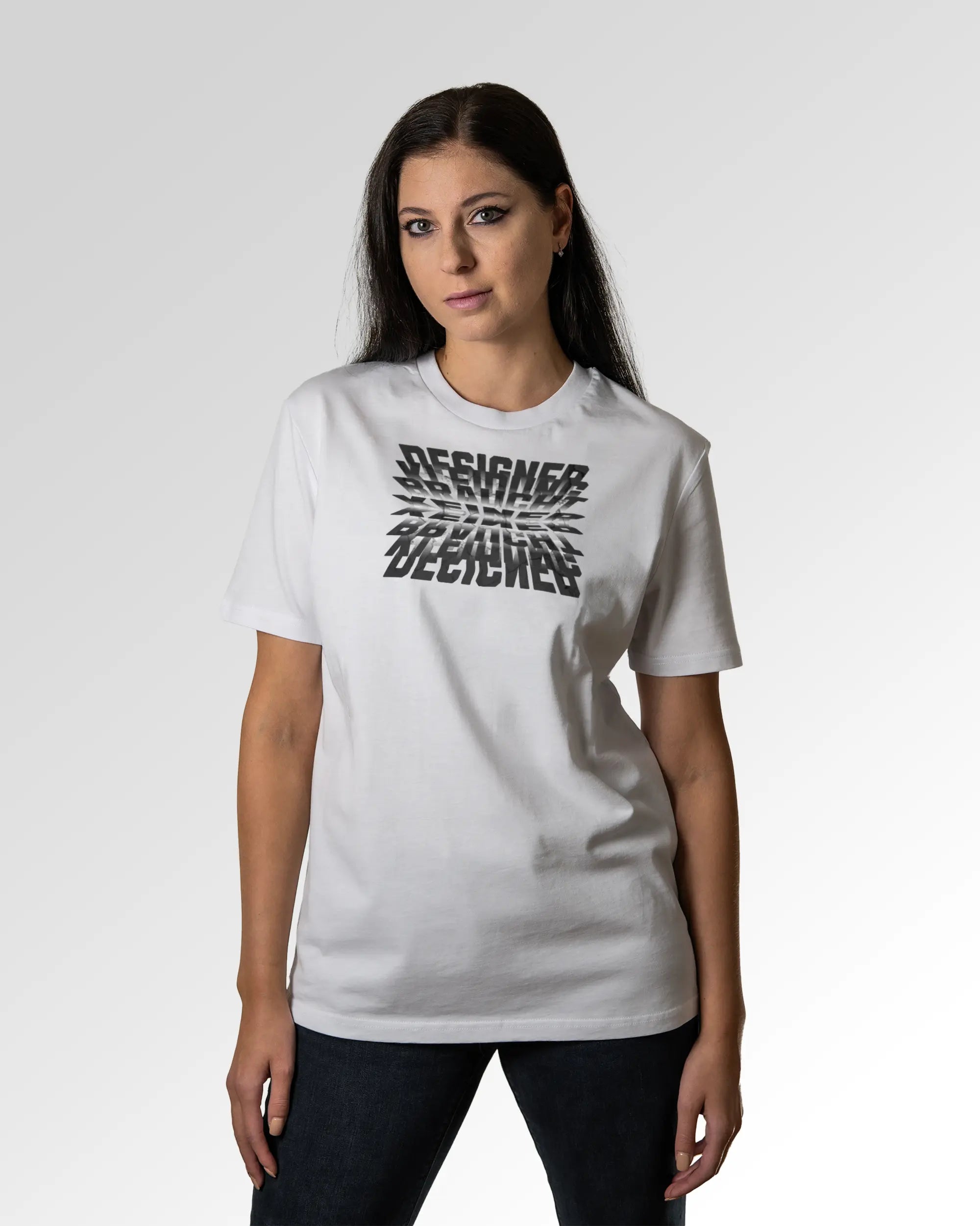 Sekundärer Modelshot der Druckseite des Organic Unisex T-Shirts von Maondo im Casual Fit mit dem Design Kein Designer in der Farbe White