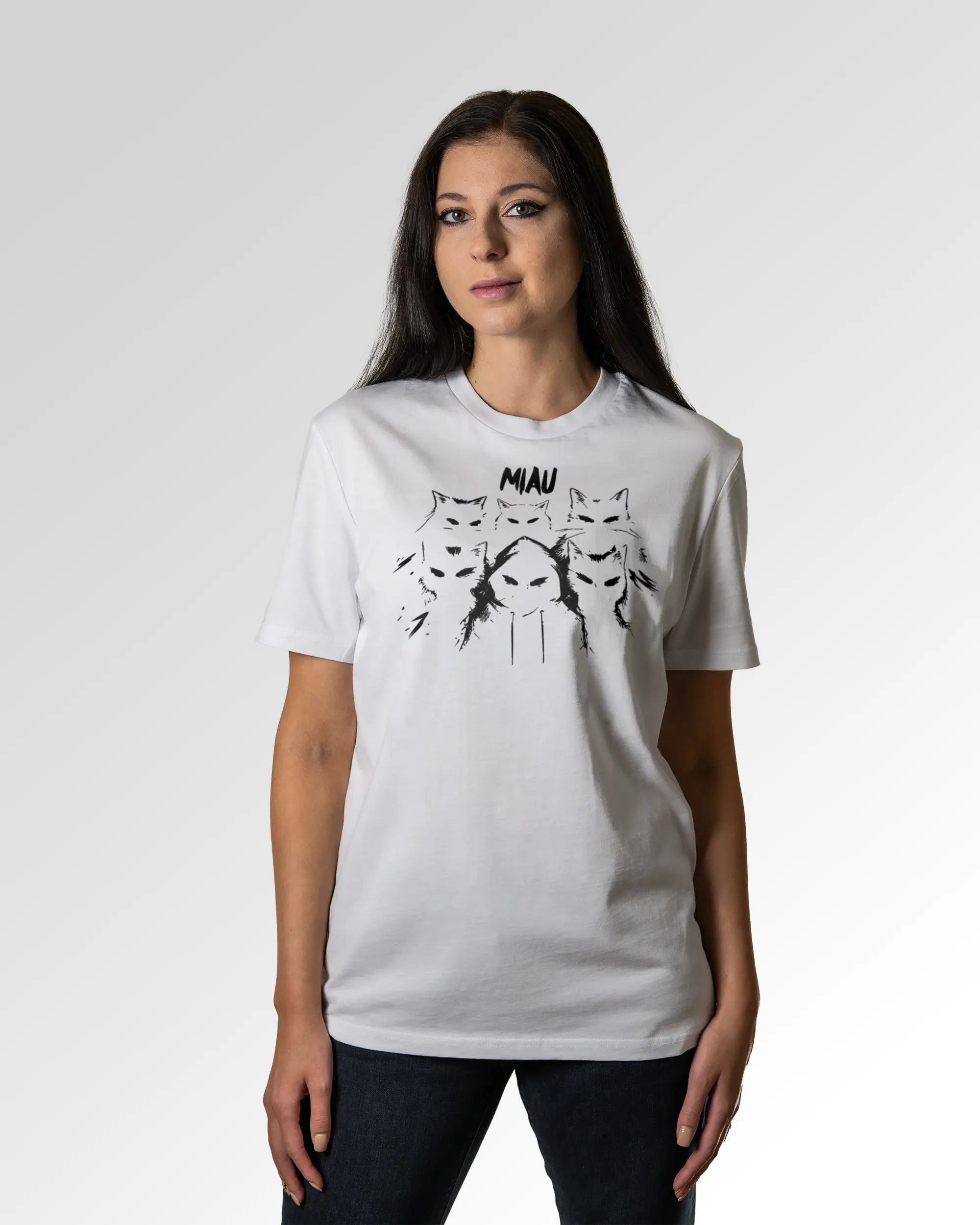 Sekundärer Modelshot der Druckseite des Organic Unisex T-Shirts von Maondo im Casual Fit mit dem Design Miau Gang in der Farbe White