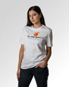 Sekundärer Modelshot der Druckseite des Organic Unisex T-Shirts von Maondo im Casual Fit mit dem Design Die richtige Antwort in der Farbe White