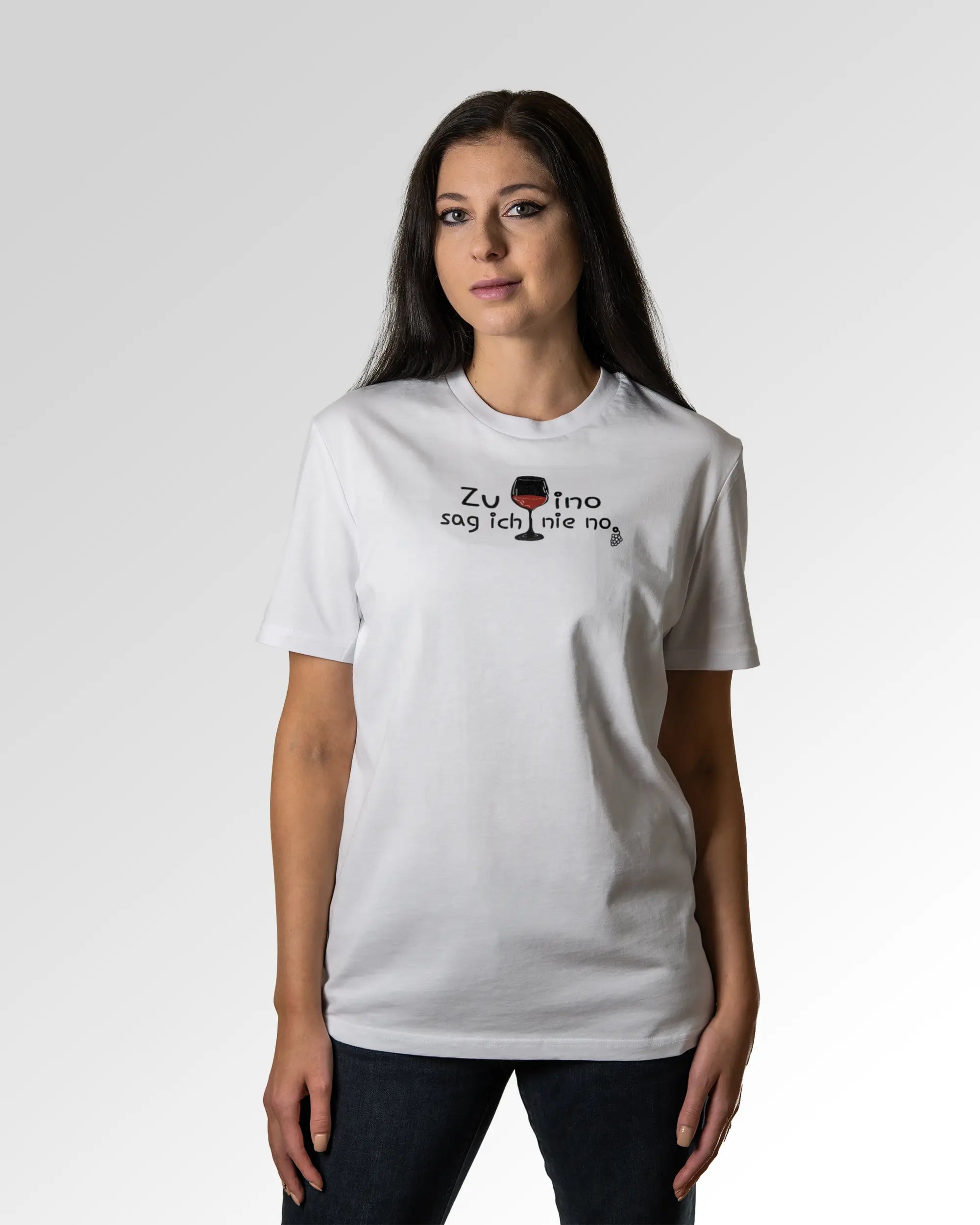 Sekundärer Modelshot der Druckseite des Organic Unisex T-Shirts von Maondo im Casual Fit mit dem Design Vino nie no in der Farbe White