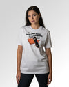 Sekundärer Modelshot der Druckseite des Organic Unisex T-Shirts von Maondo im Casual Fit mit dem Design Ein Brett geben in der Farbe White