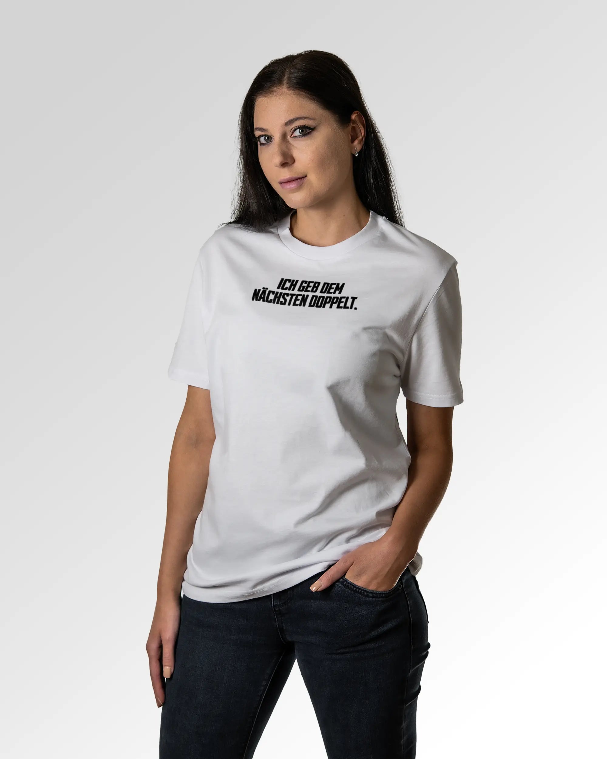 Sekundärer Modelshot der Druckseite des Organic Unisex T-Shirts von Maondo im Casual Fit mit dem Design Dem nächsten doppelt in der Farbe White